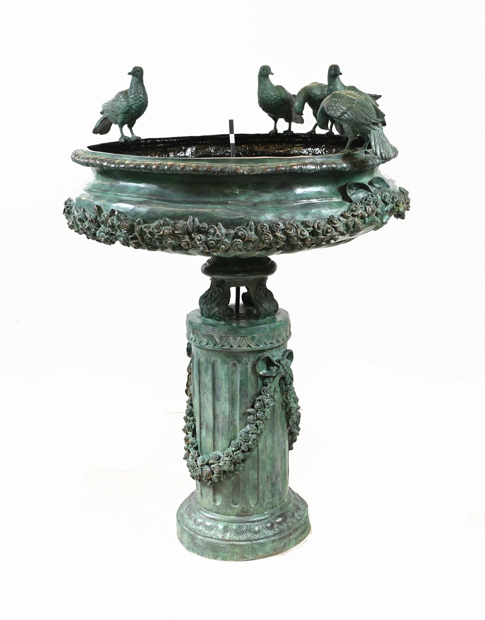 Grande statue classique italienne de fontaine en bronze avec oiseau en vente 8