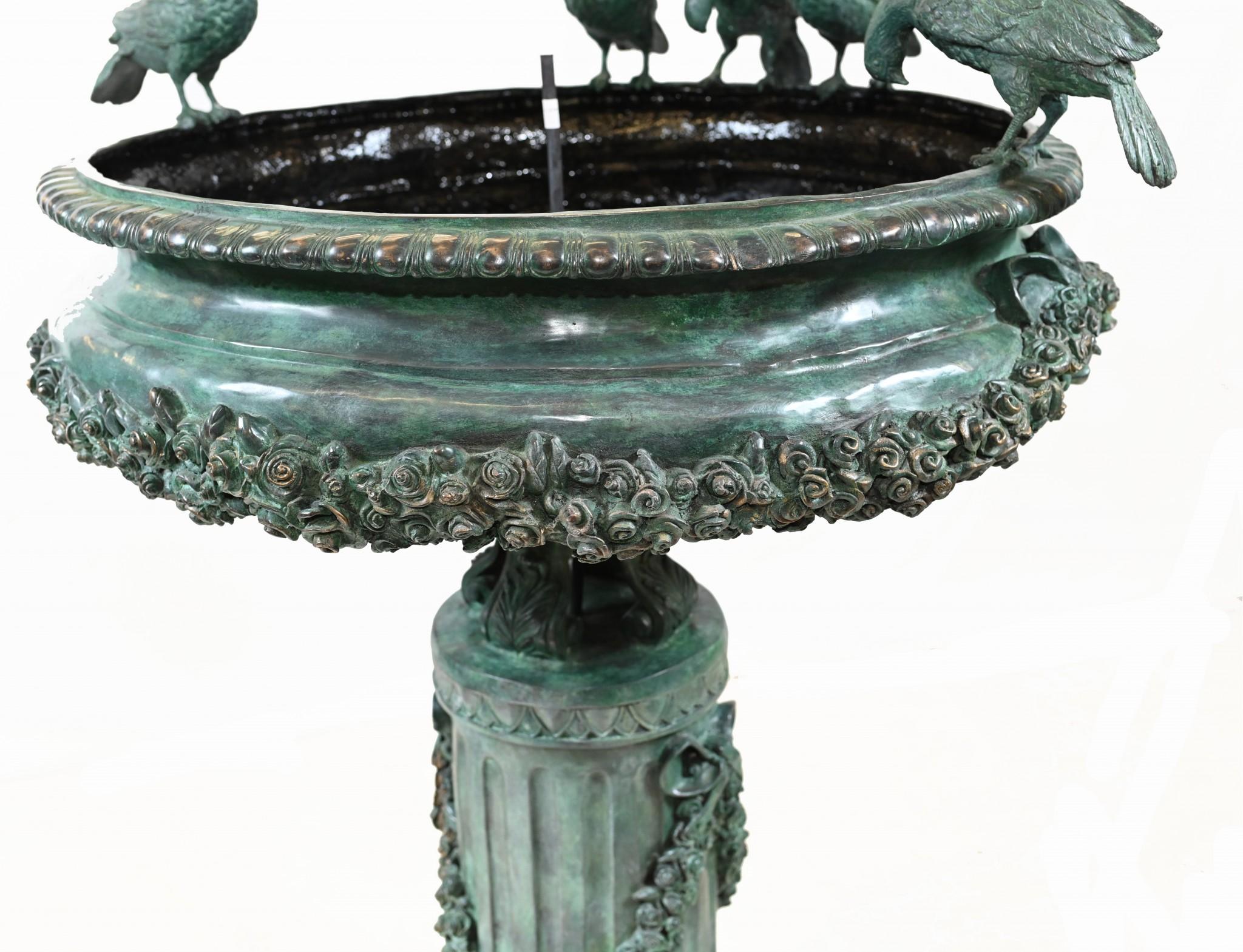 Wunderschöner großer italienischer Bronzebrunnen
Klassisches Aussehen, ergänzt durch die herrliche Patina in verdis gris
Die abgebildeten Vögel, die vom Rand der Schale trinken, sind wunderschön.
Klassische Vorhänge an der zentralen Säule sorgen für