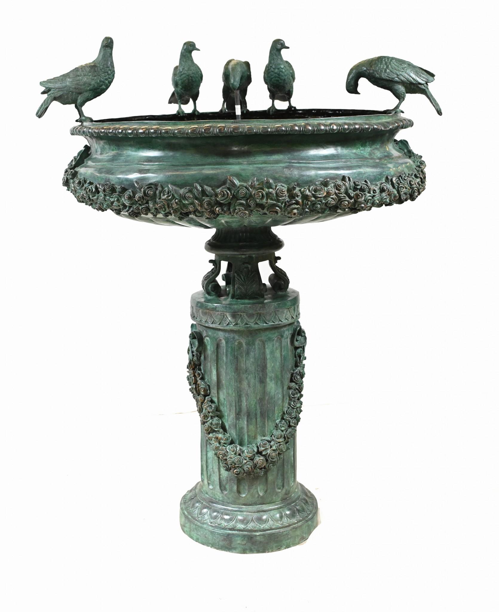 Grande statue classique italienne de fontaine en bronze avec oiseau Bon état - En vente à Potters Bar, GB