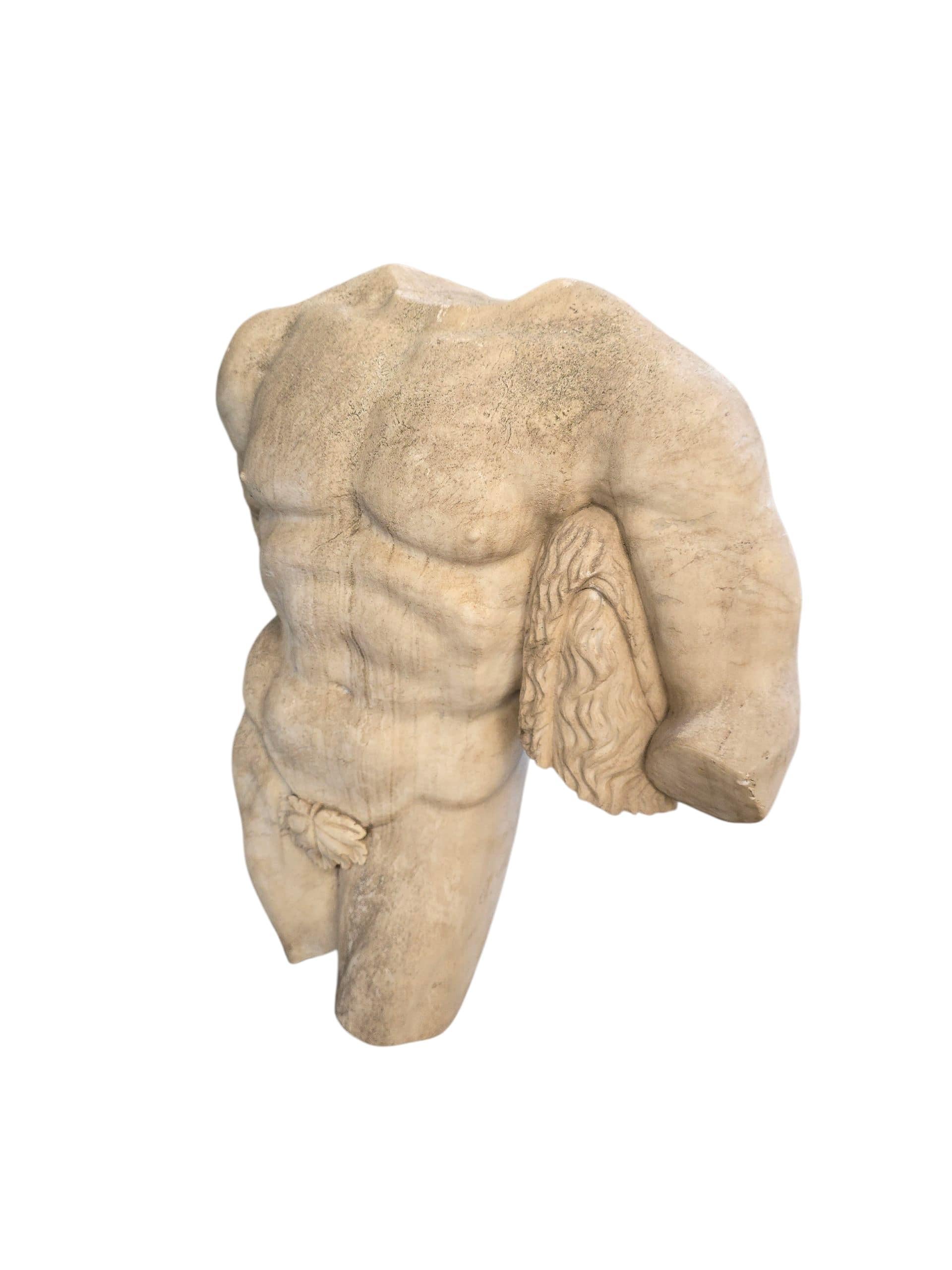 Impressionnant torse d'Hercule en marbre classique, sculpté en Italie au cours de la première moitié du XXe siècle. La sculpture met l'accent sur l'anatomie héroïque et la présence puissante de la figure mythologique, reflétant l'esthétique de la