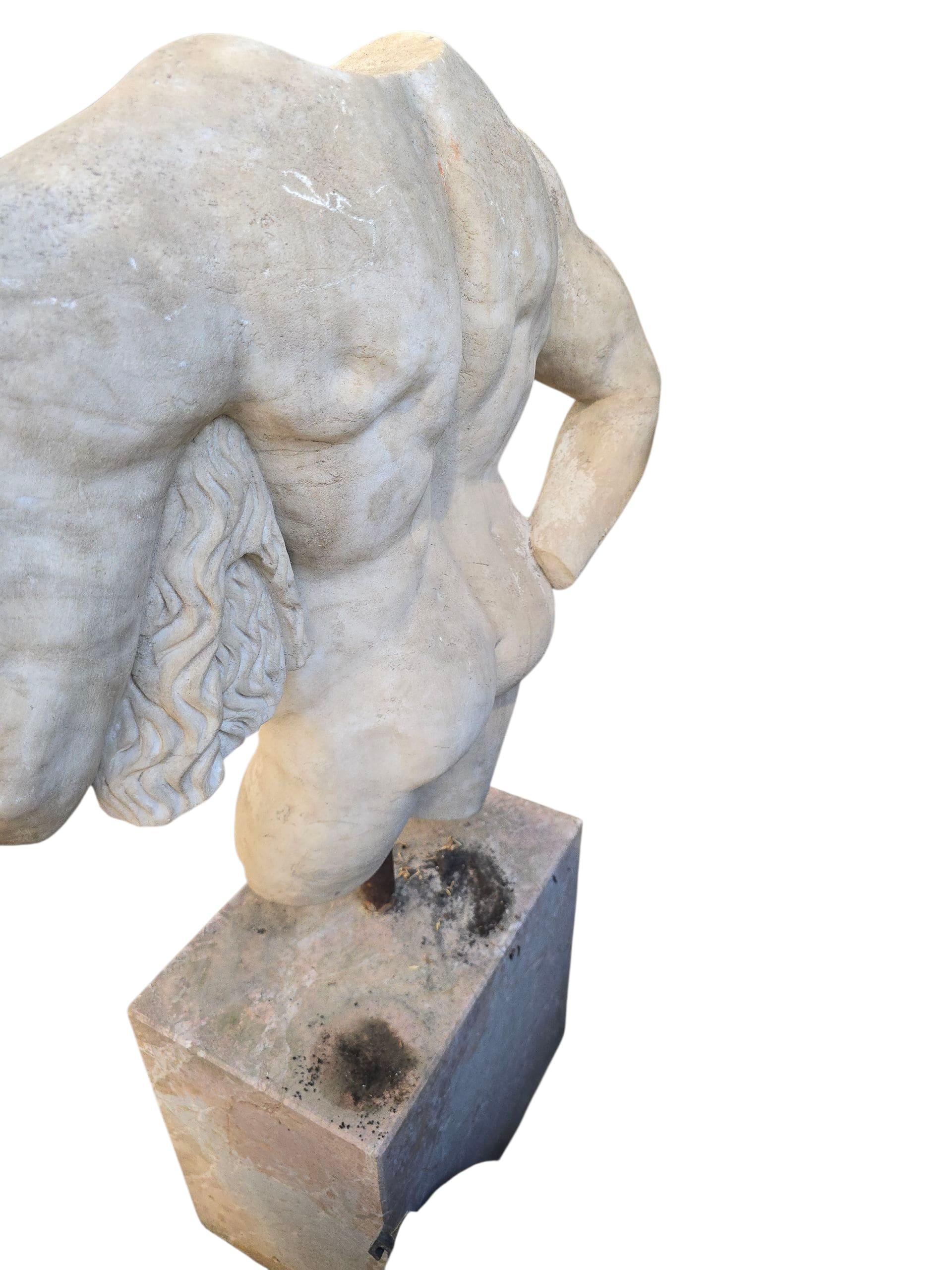 Grand torse d'Hercule en marbre classique sur socle en marbre, début du 20e siècle en vente 2