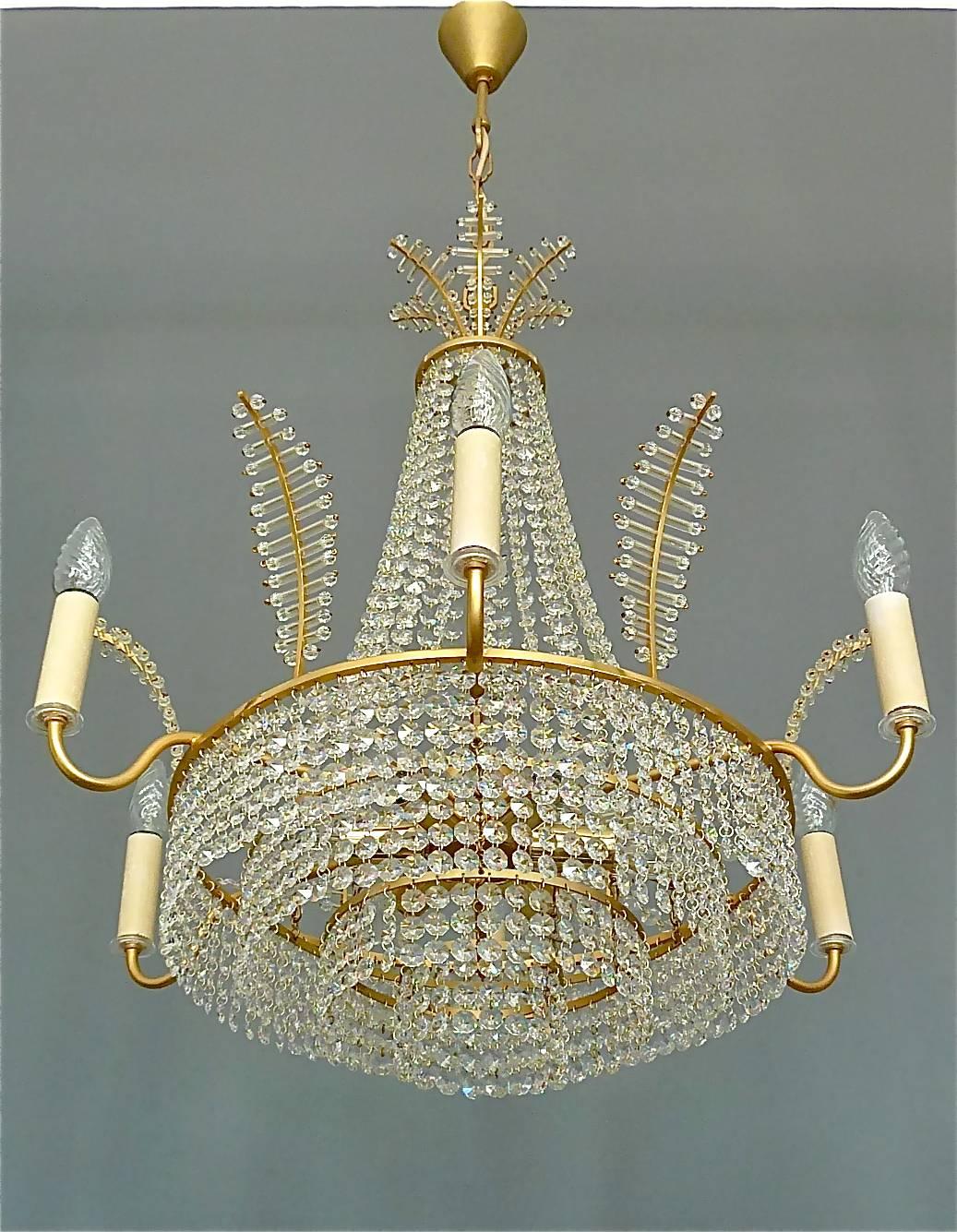 Grand lustre classique Palwa en laiton doré avec plateau en forme de couronne de palmier en verre et cristal facetté en vente 2