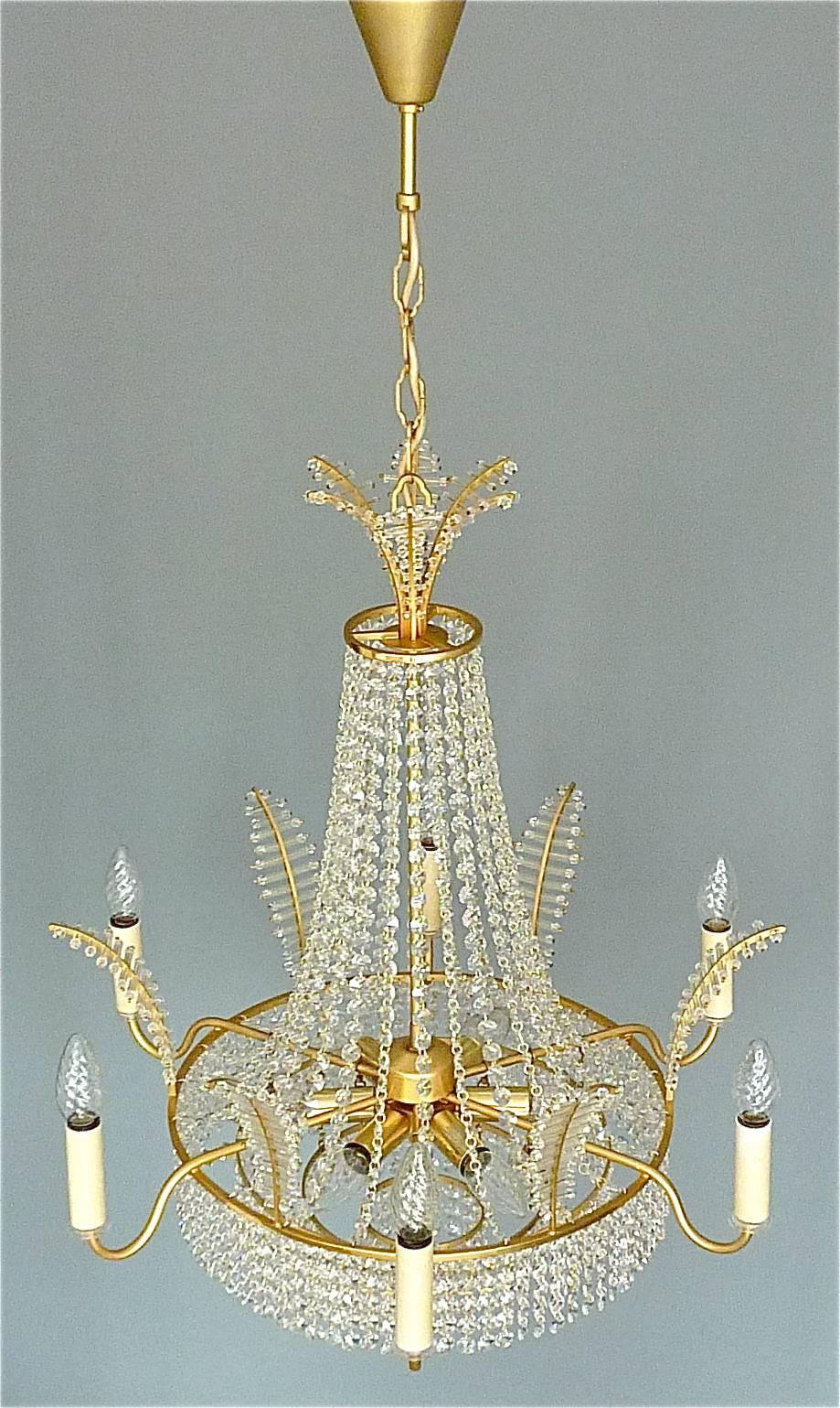 Grand lustre classique Palwa en laiton doré avec plateau en forme de couronne de palmier en verre et cristal facetté en vente 4