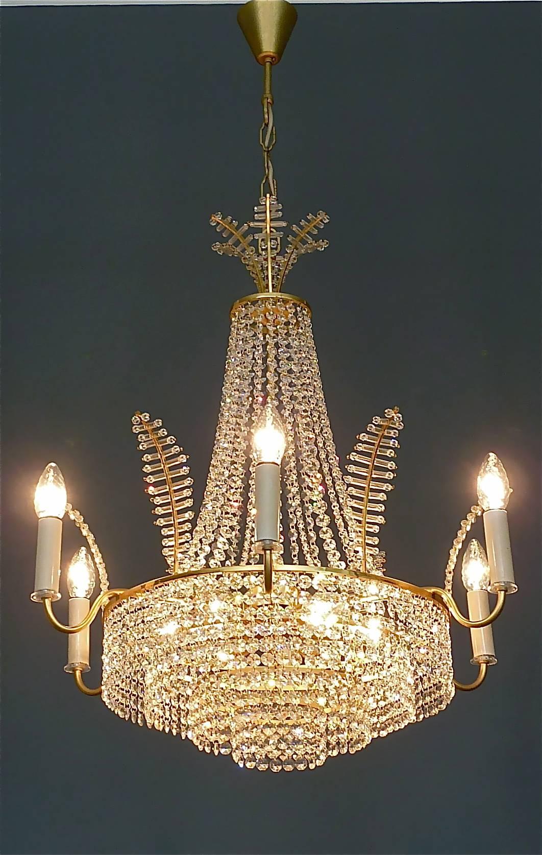 Grand lustre classique Palwa en laiton doré avec plateau en forme de couronne de palmier en verre et cristal facetté en vente 7