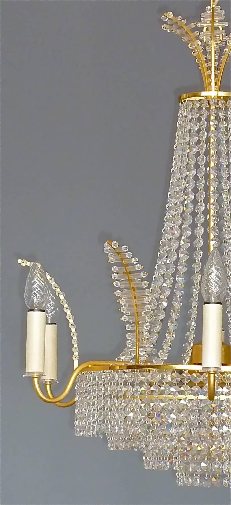 Hollywood Regency Grand lustre classique Palwa en laiton doré avec plateau en forme de couronne de palmier en verre et cristal facetté en vente