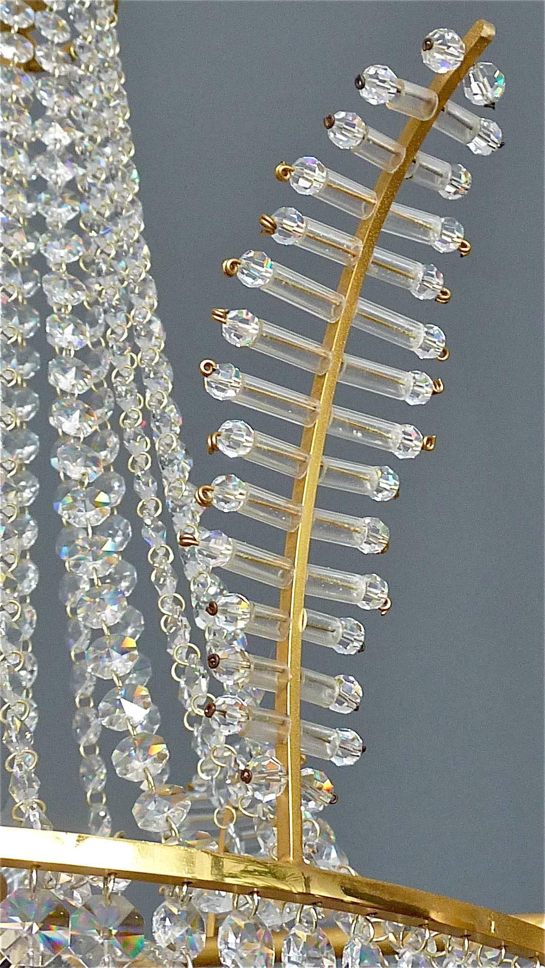 Großer klassischer Palwa-Kronleuchter aus vergoldetem Messing und facettiertem Kristallglas mit Palmenkrone (Ende des 20. Jahrhunderts) im Angebot