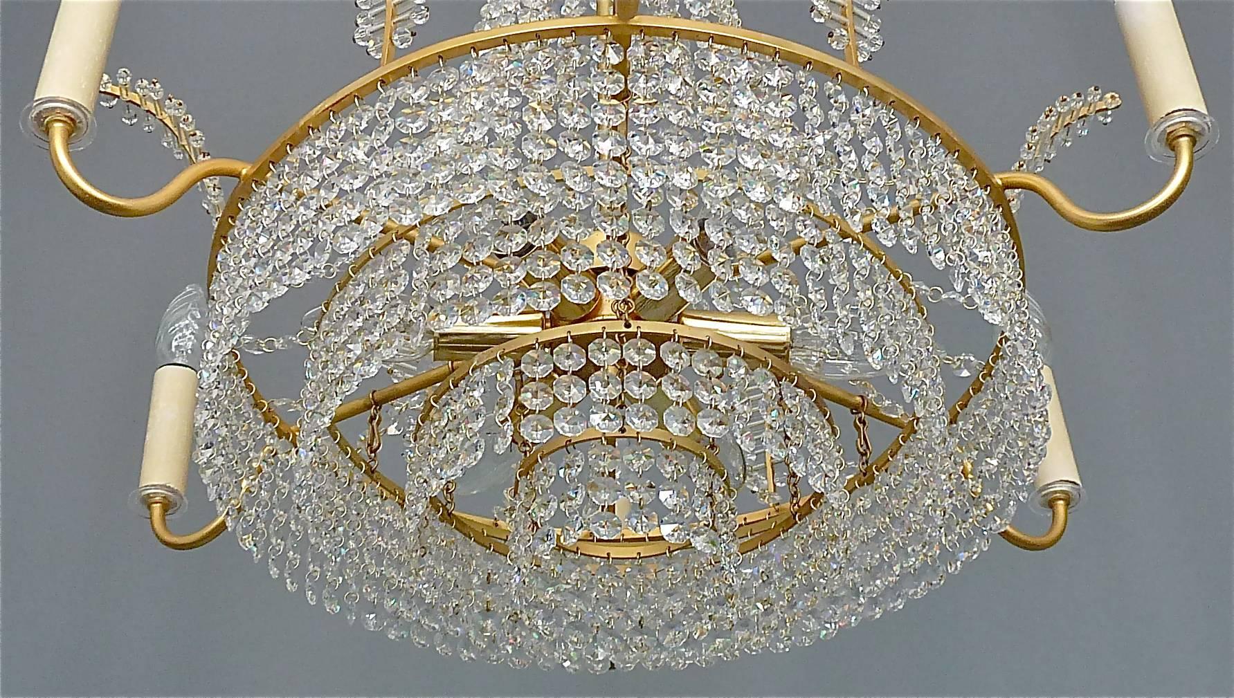 Grand lustre classique Palwa en laiton doré avec plateau en forme de couronne de palmier en verre et cristal facetté en vente 1