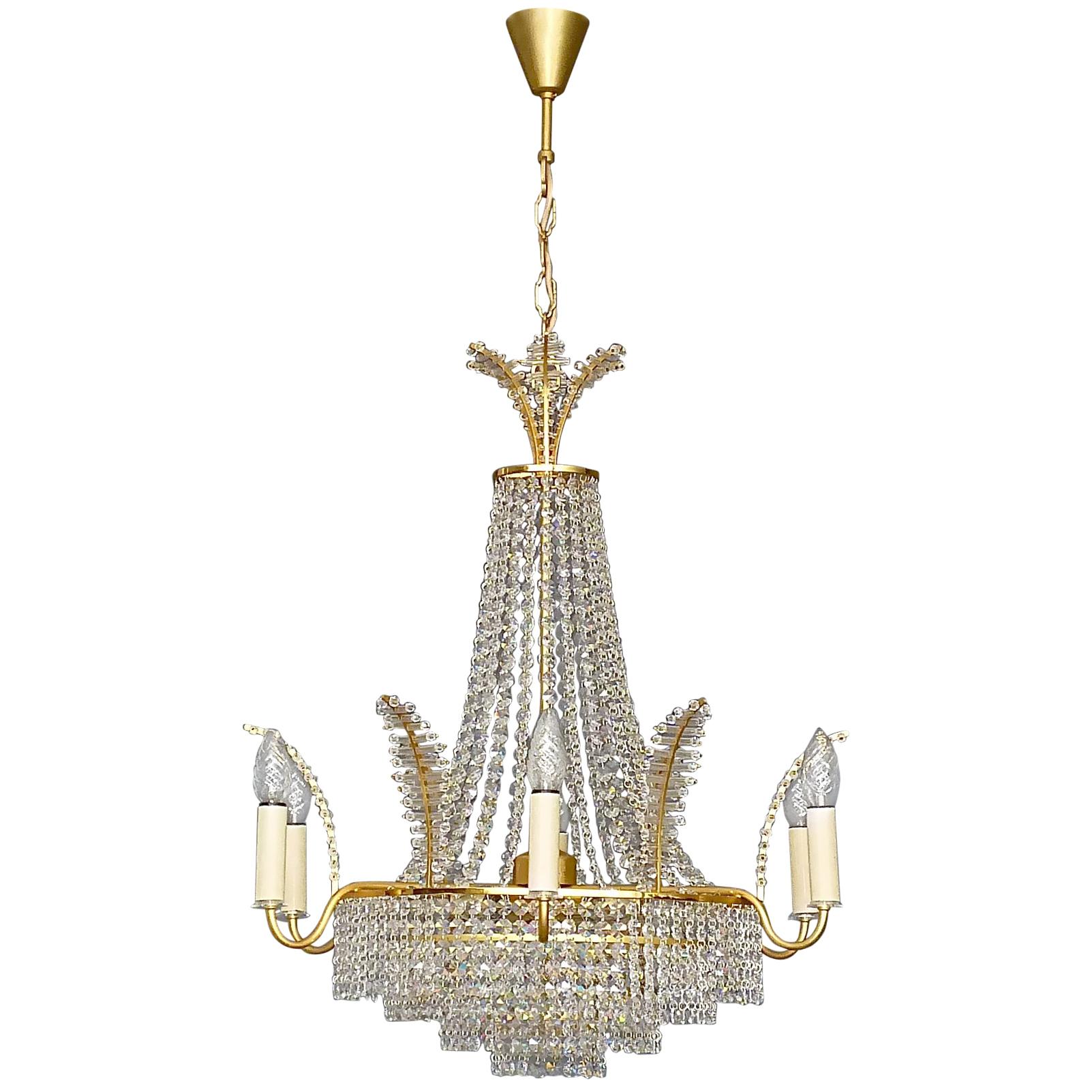 Grand lustre classique Palwa en laiton doré avec plateau en forme de couronne de palmier en verre et cristal facetté en vente