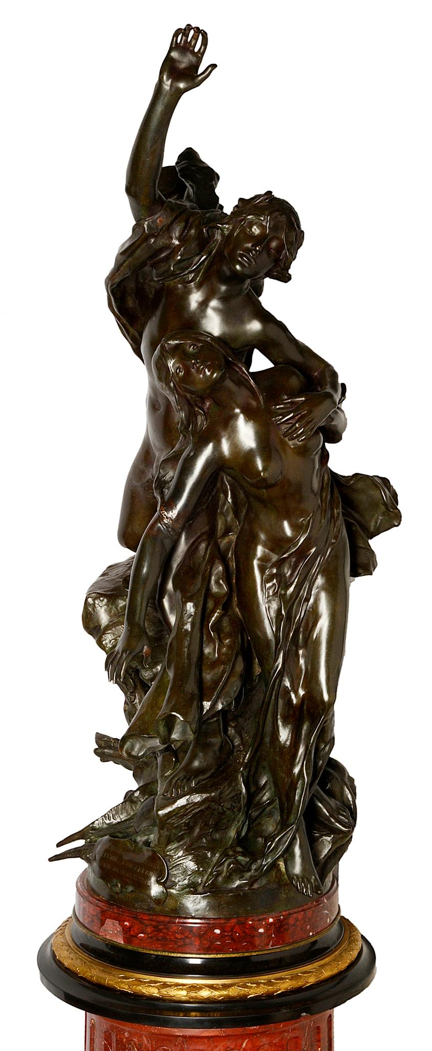 Très impressionnante statue de bronze classique du XIXe siècle représentant des personnages semi-nus ressemblant à des dieux et s'élançant vers le ciel, avec un chien de chasse à leurs pieds.
Monté sur un impressionnant piédestal en marbre rouge