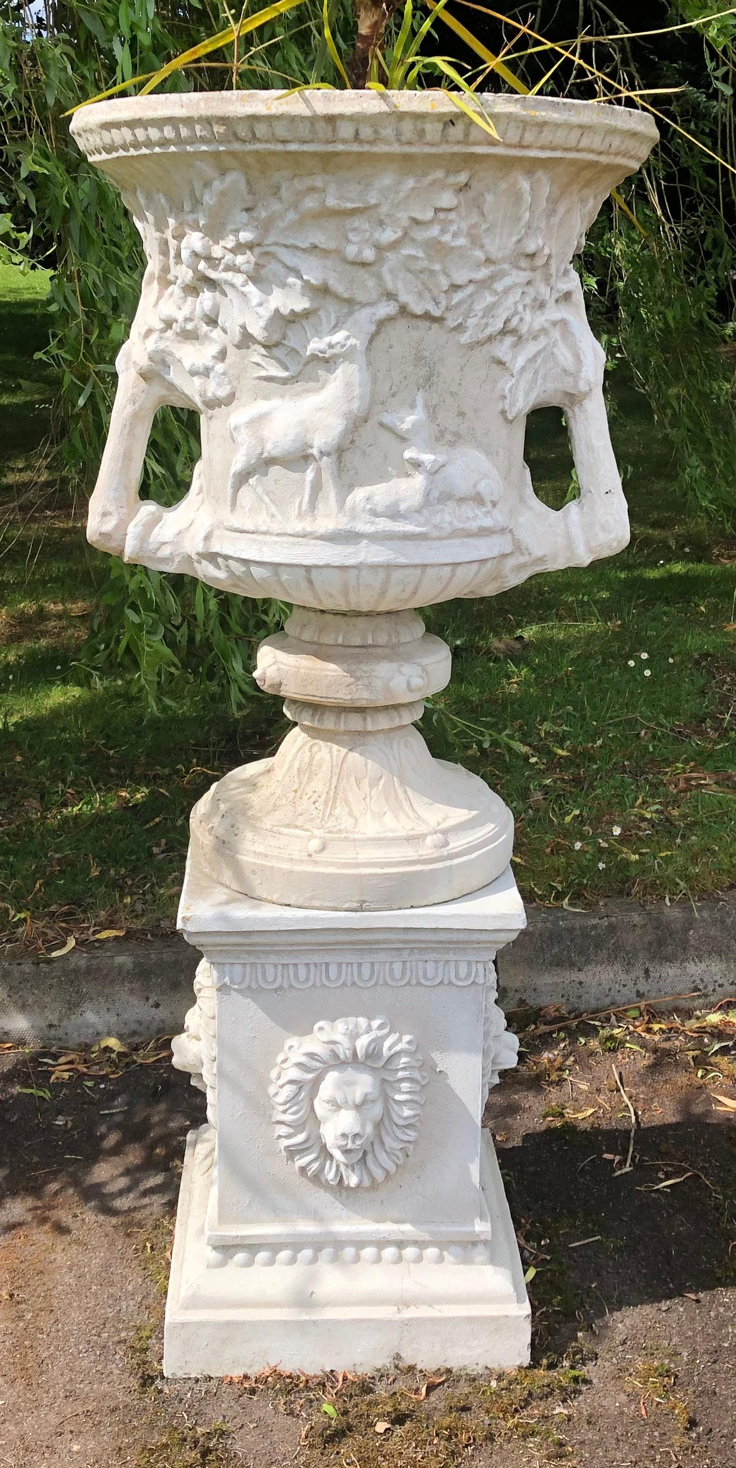 Grande urne de jardin en pierre composite de style classique sur socle

Une grande urne de jardin de style classique sur socle, d'une présence sculpturale très frappante.

L'urne est ornée d'une frise continue en relief représentant des cerfs sous