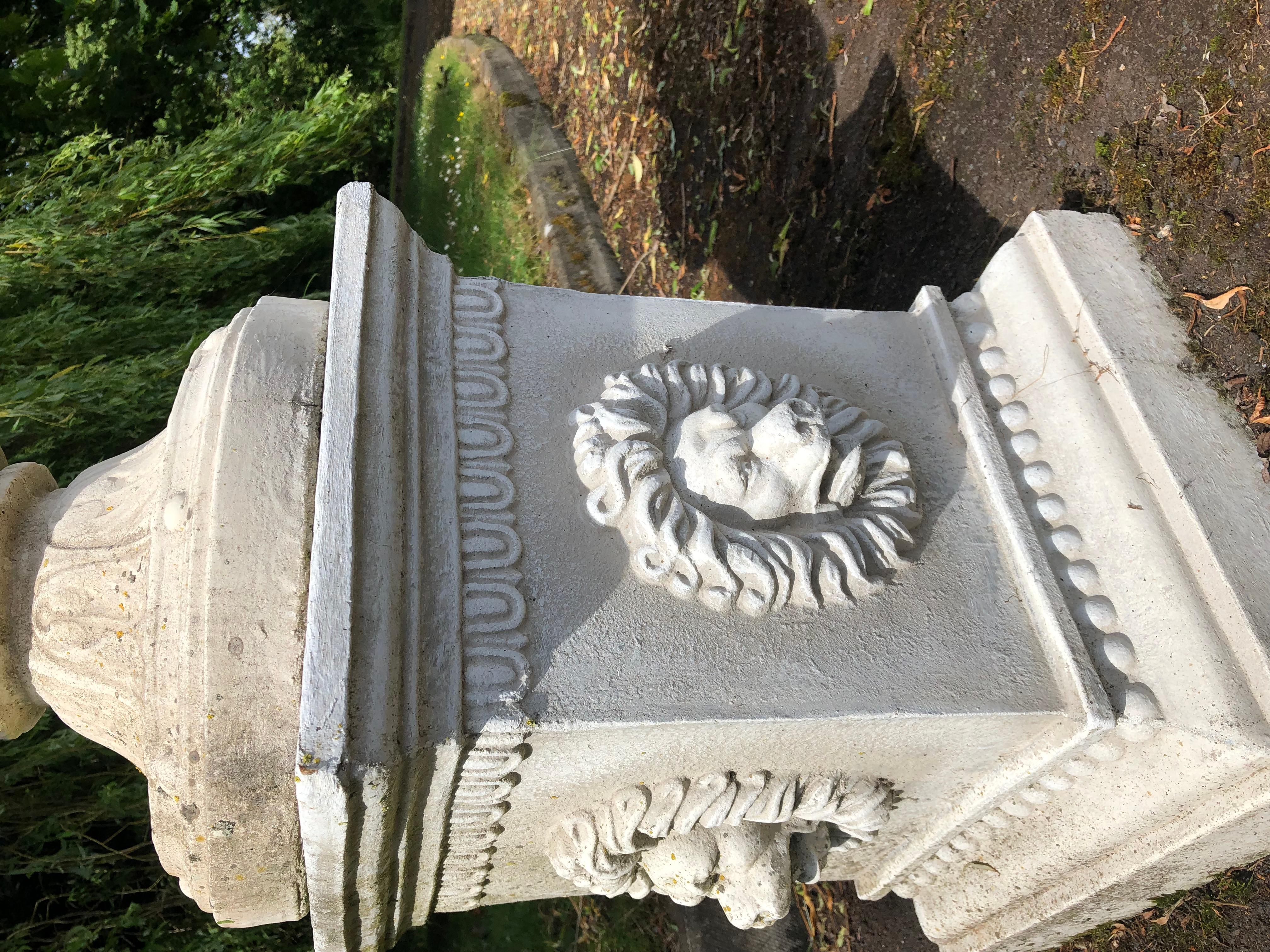 XXIe siècle et contemporain Grande urne de jardin en pierre composite de style classique sur socle avec cerfs et lions en vente