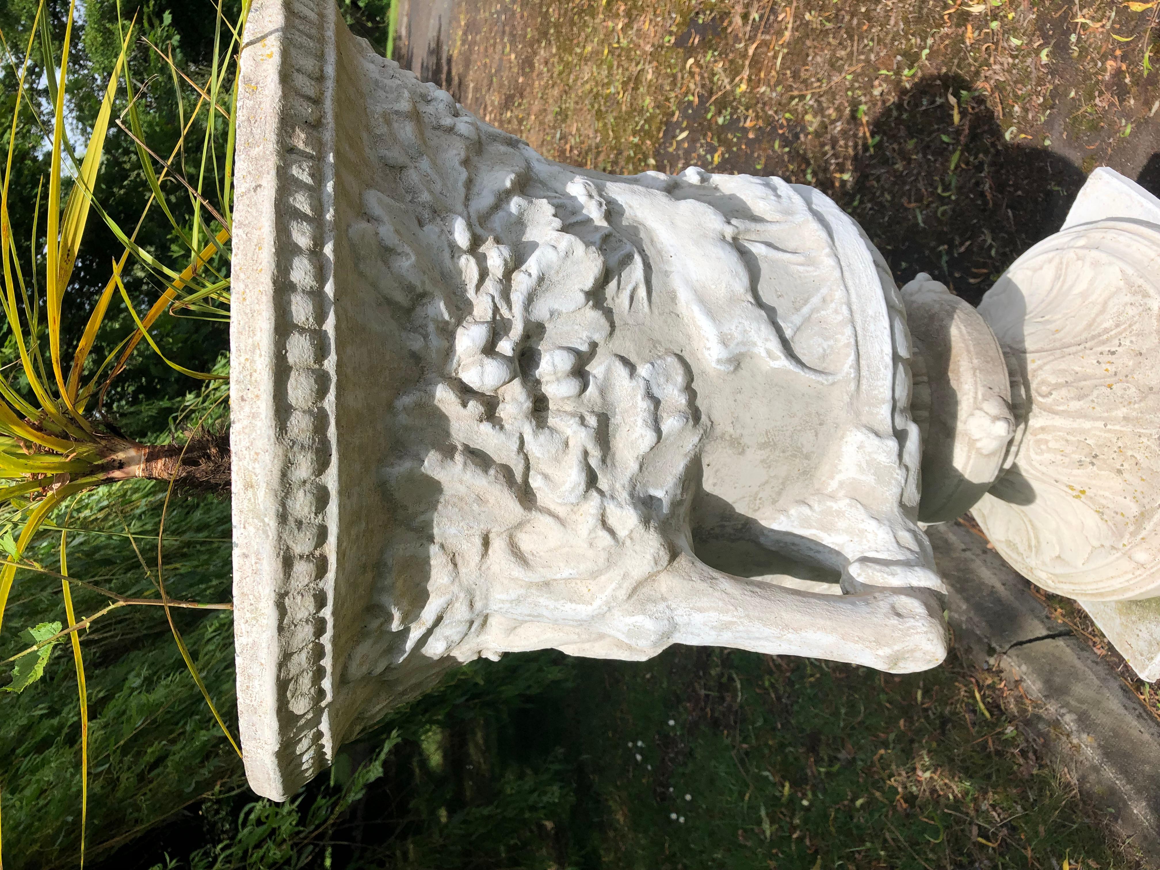 Composition Grande urne de jardin en pierre composite de style classique sur socle avec cerfs et lions en vente