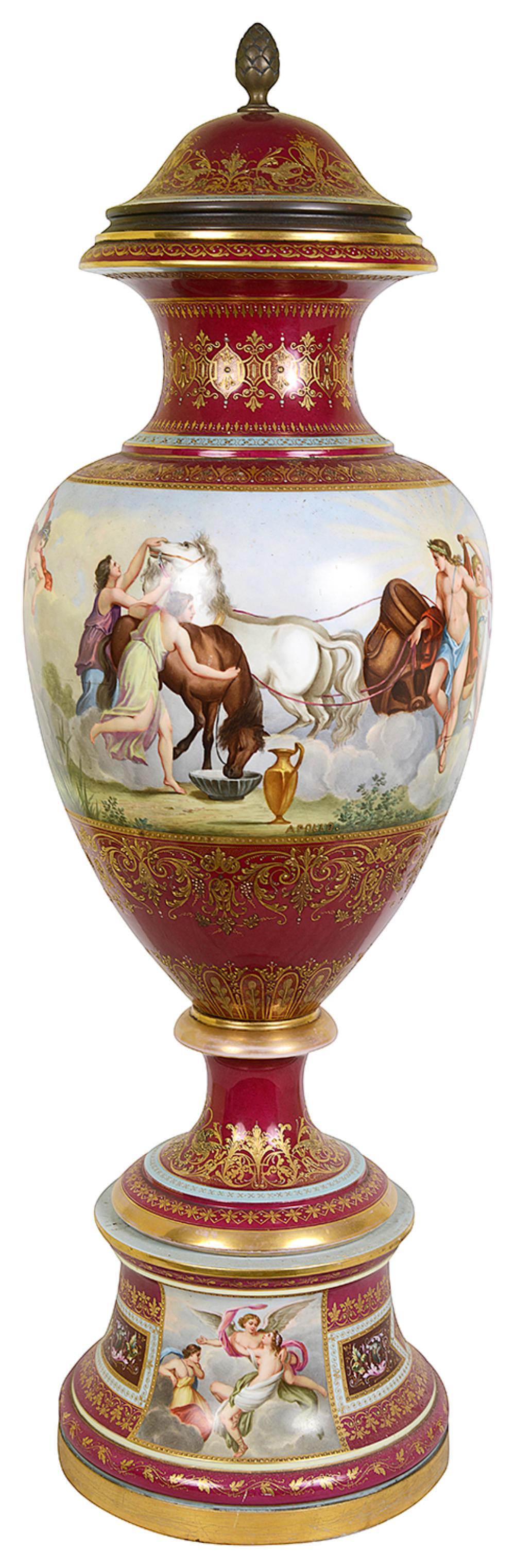 Vaso con coperchio in porcellana di Vienna della fine del XIX secolo, dipinto a mano e con supporto. Il fondo bordeaux con scene classiche raffigurate e lumeggiature dorate.
Lotto 82 51543. TETSK