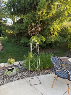 Große klassische weiße Eisen Armillarsphäre Garten-Skulptur auf Stand