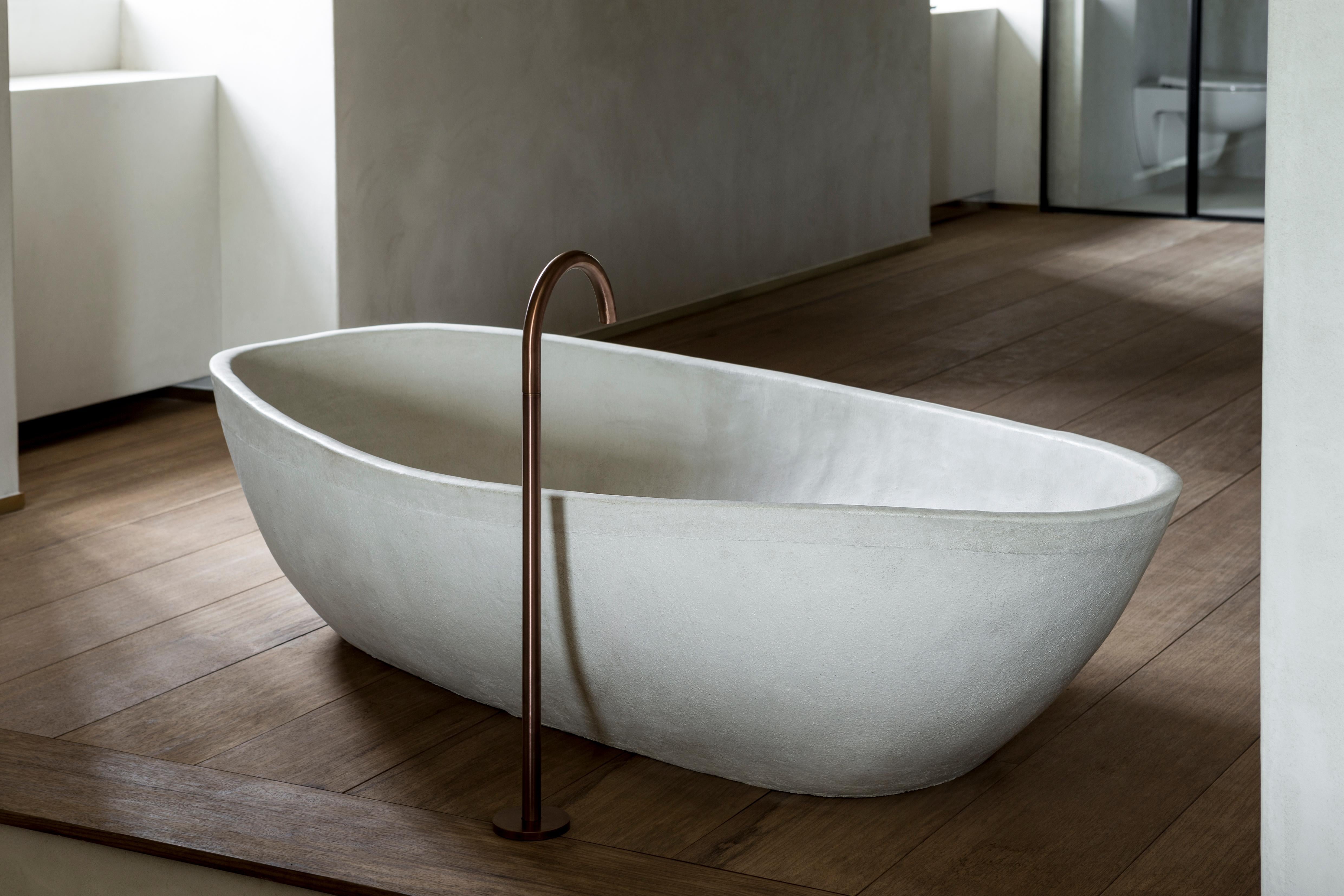 Large clay bathtub by Studio Loho
Dimensions: D 90 x W 160-165 x H 42 cm
Materials: clay
Other colors and raw or smooth exterior available.
Available in 4 sizes: W 160 x H 42(Large), W 160 x H 53(Large High), W 180 x H 42(X-Large), W 190 x H