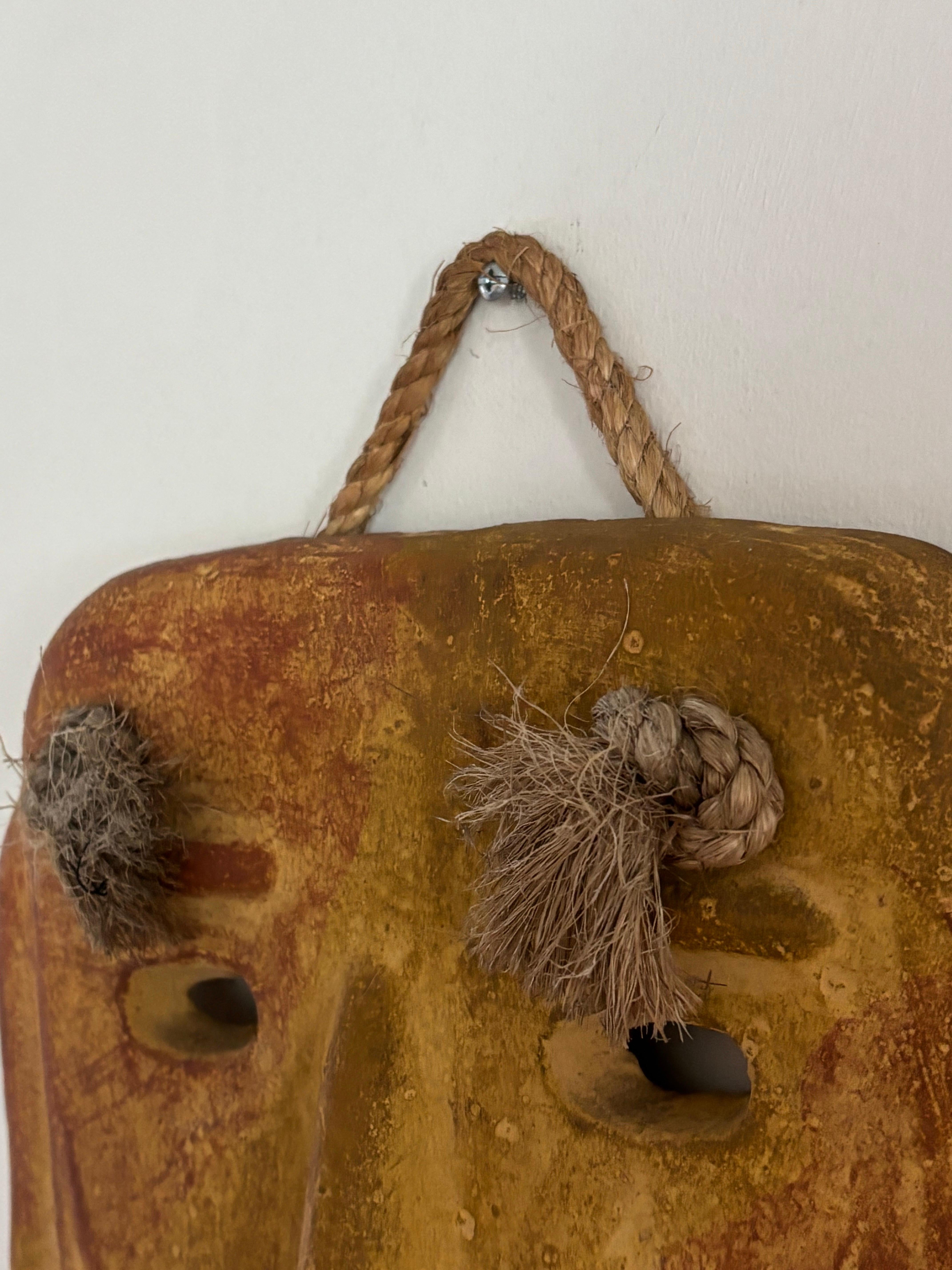 Bellissima maschera di argilla fatta a mano. Montato a parete con corda naturale. Facile da installare. Un bellissimo mix di giallo, marrone e rosso. La dimensione dei tratti del viso aiuta a far risaltare visivamente la maschera. 

Si ritiene che