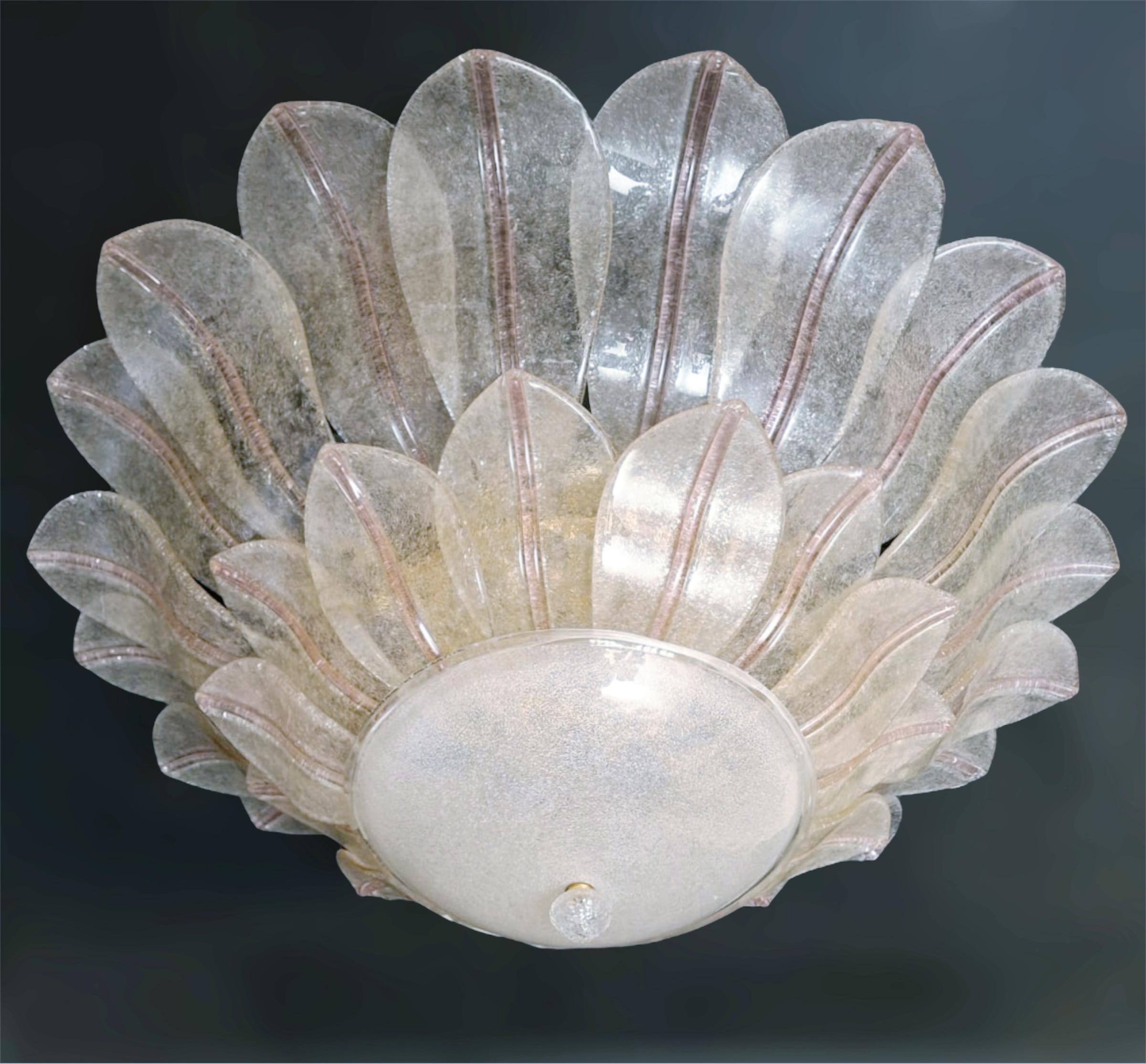 Gran empotrable de cristal de Murano italiano vintage de 2 niveles con hojas de cristal graniglia transparente decoradas con una línea rosa en el centro en cada hoja / Fabricado en Italia al estilo de Barovier e Toso, hacia la década de