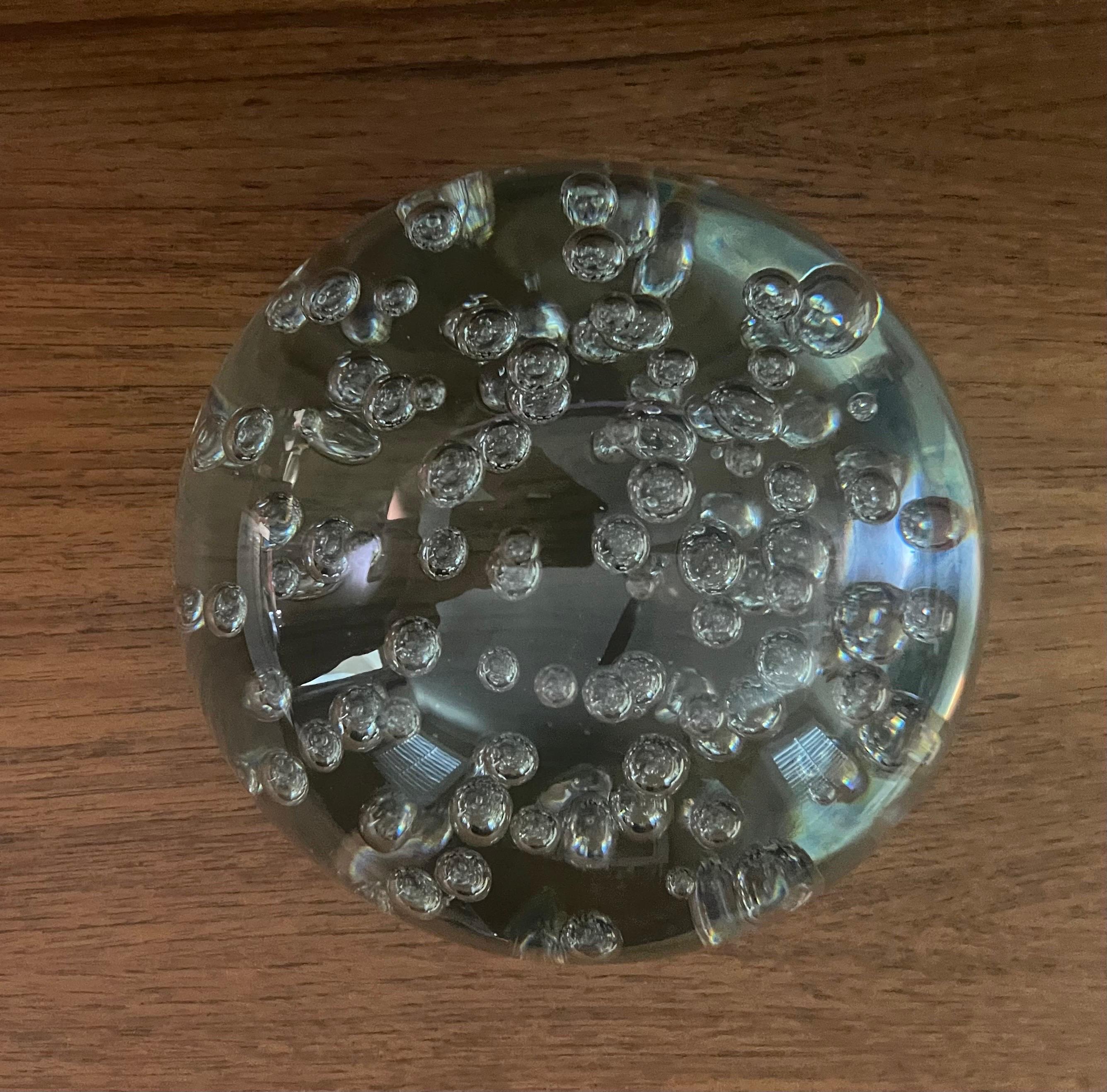 Grande sculpture d'orbe en verre d'art transparent ou presse-papiers avec bulles Bon état - En vente à San Diego, CA