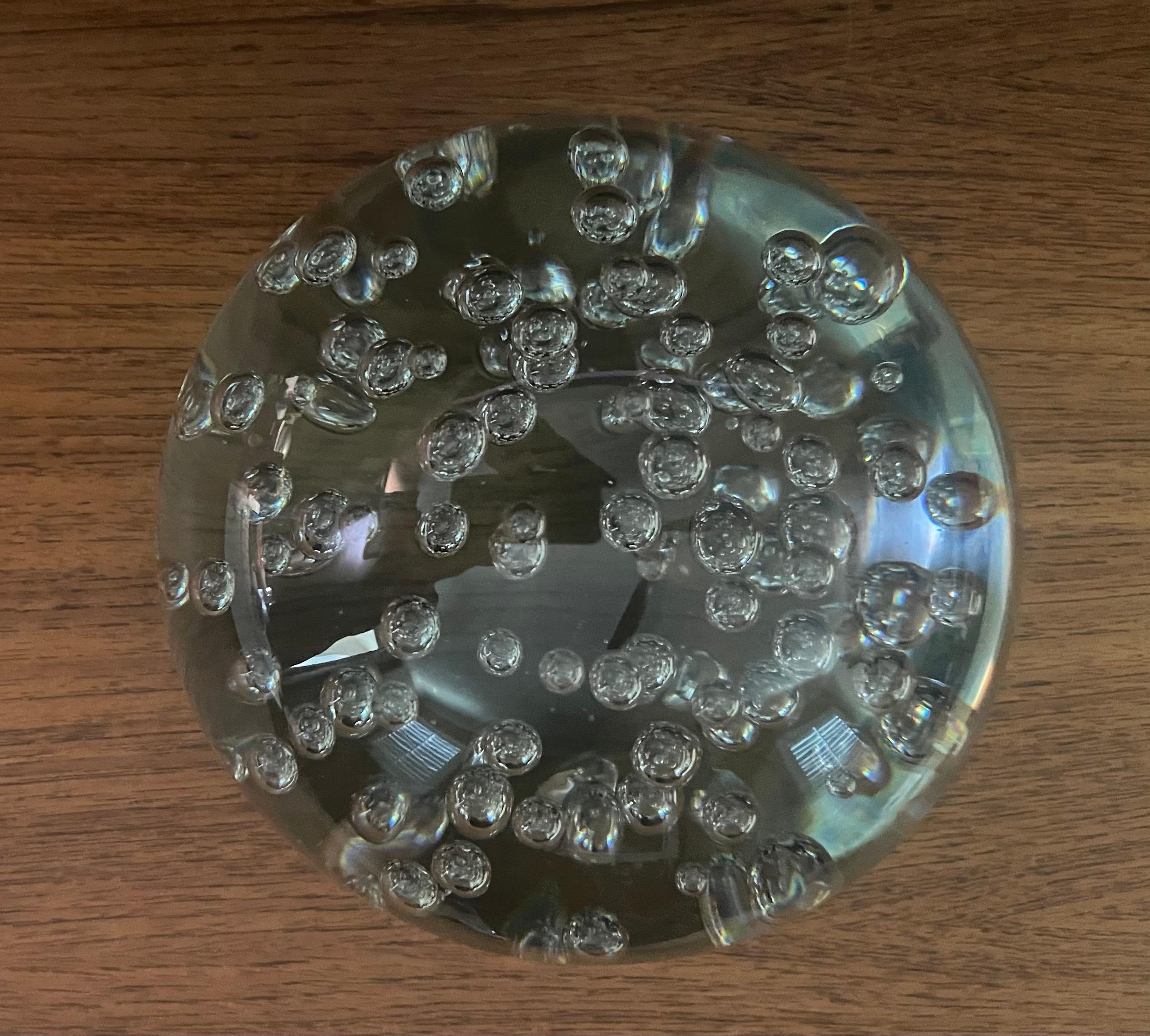 20ième siècle Grande sculpture d'orbe en verre d'art transparent ou presse-papiers avec bulles en vente