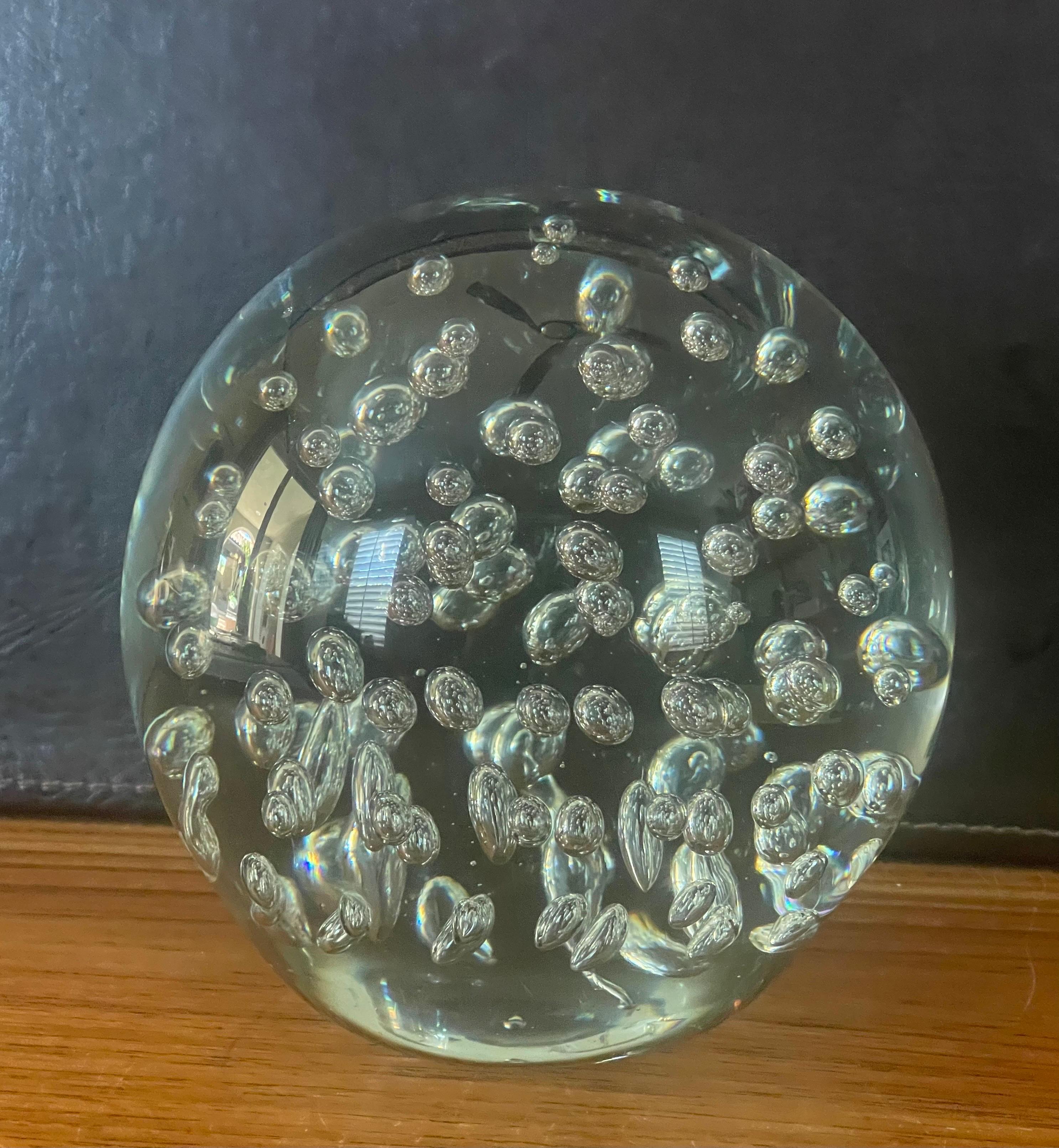 Verre d'art Grande sculpture d'orbe en verre d'art transparent ou presse-papiers avec bulles en vente
