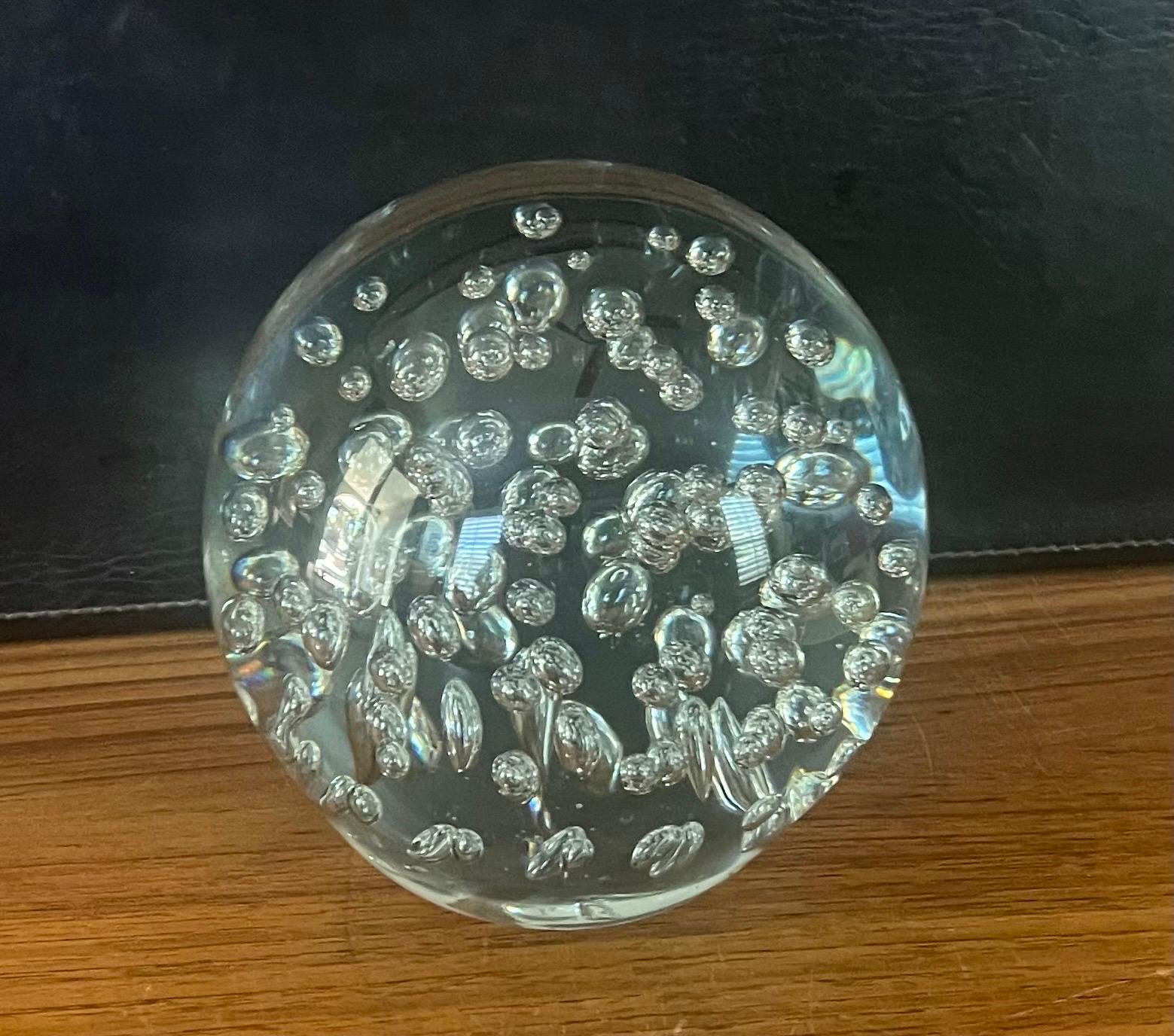 Grande sculpture d'orbe en verre d'art transparent ou presse-papiers avec bulles en vente 1