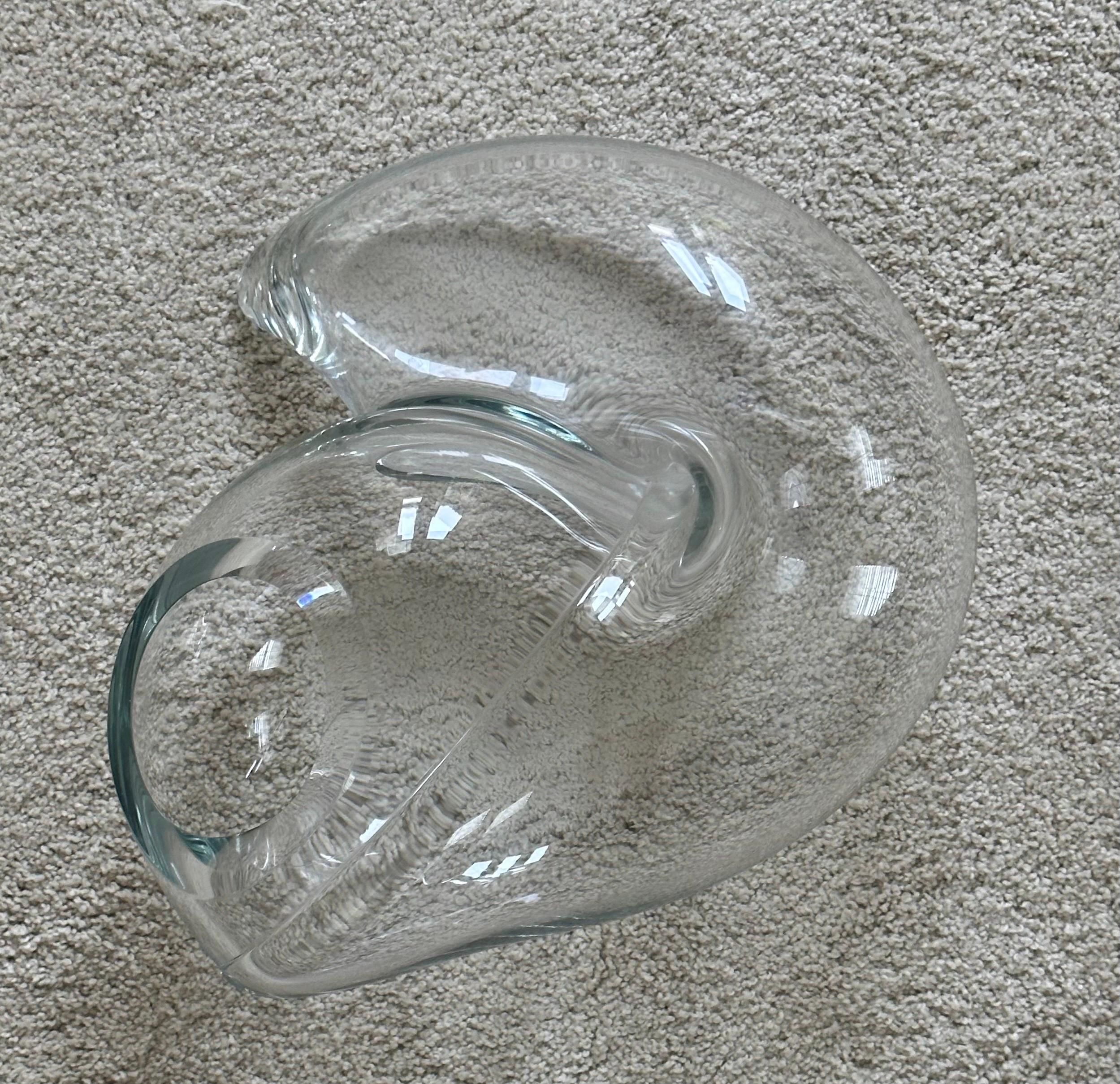 20ième siècle Grand vase/sculpture Pretzel/Orb en verre d'art transparent de John Bingham en vente