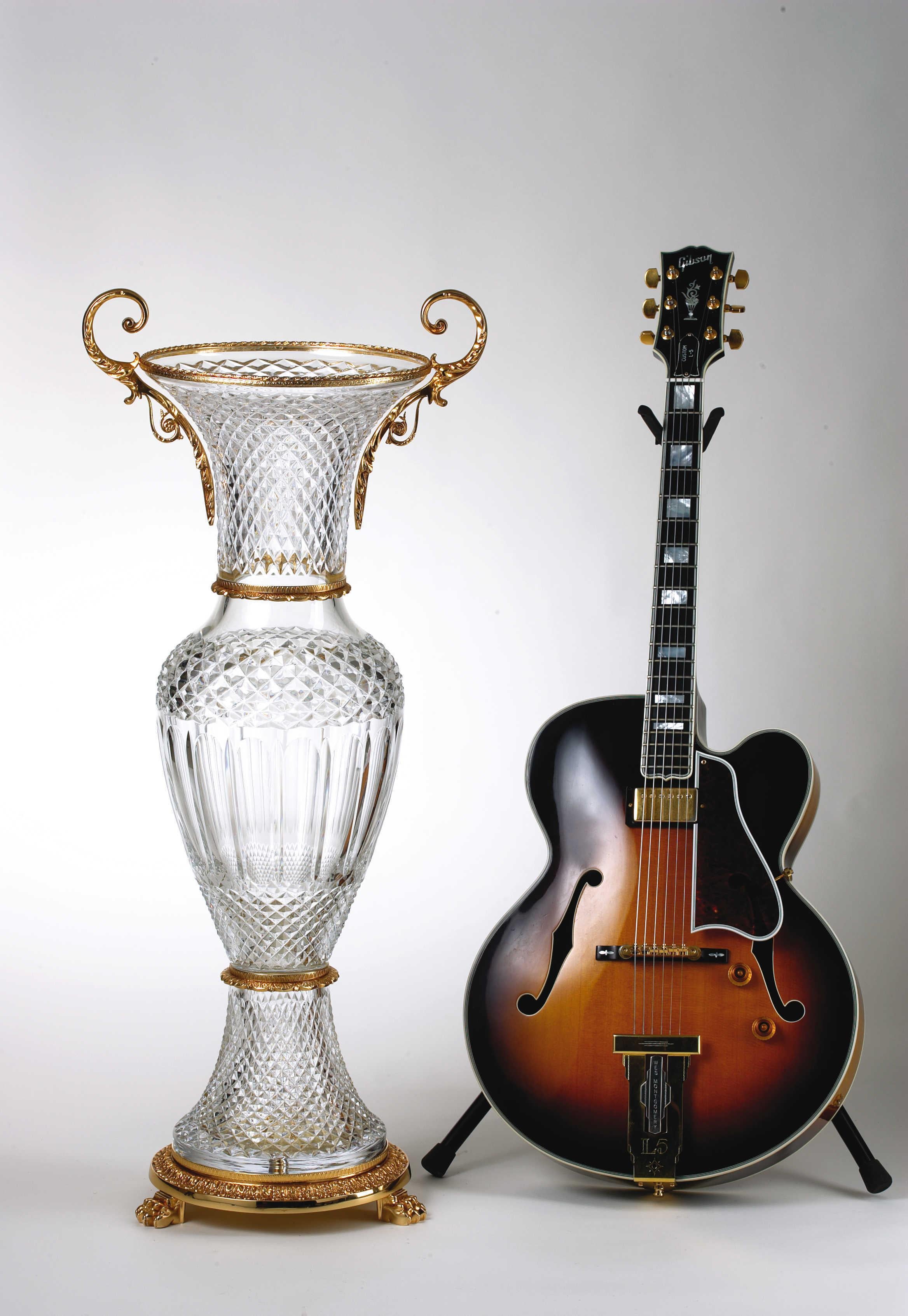 Large Clear Crystal Vase with 22-Carat Gold Covered Bronze, Oriental Style In Good Condition For Sale In Montbronn, FR