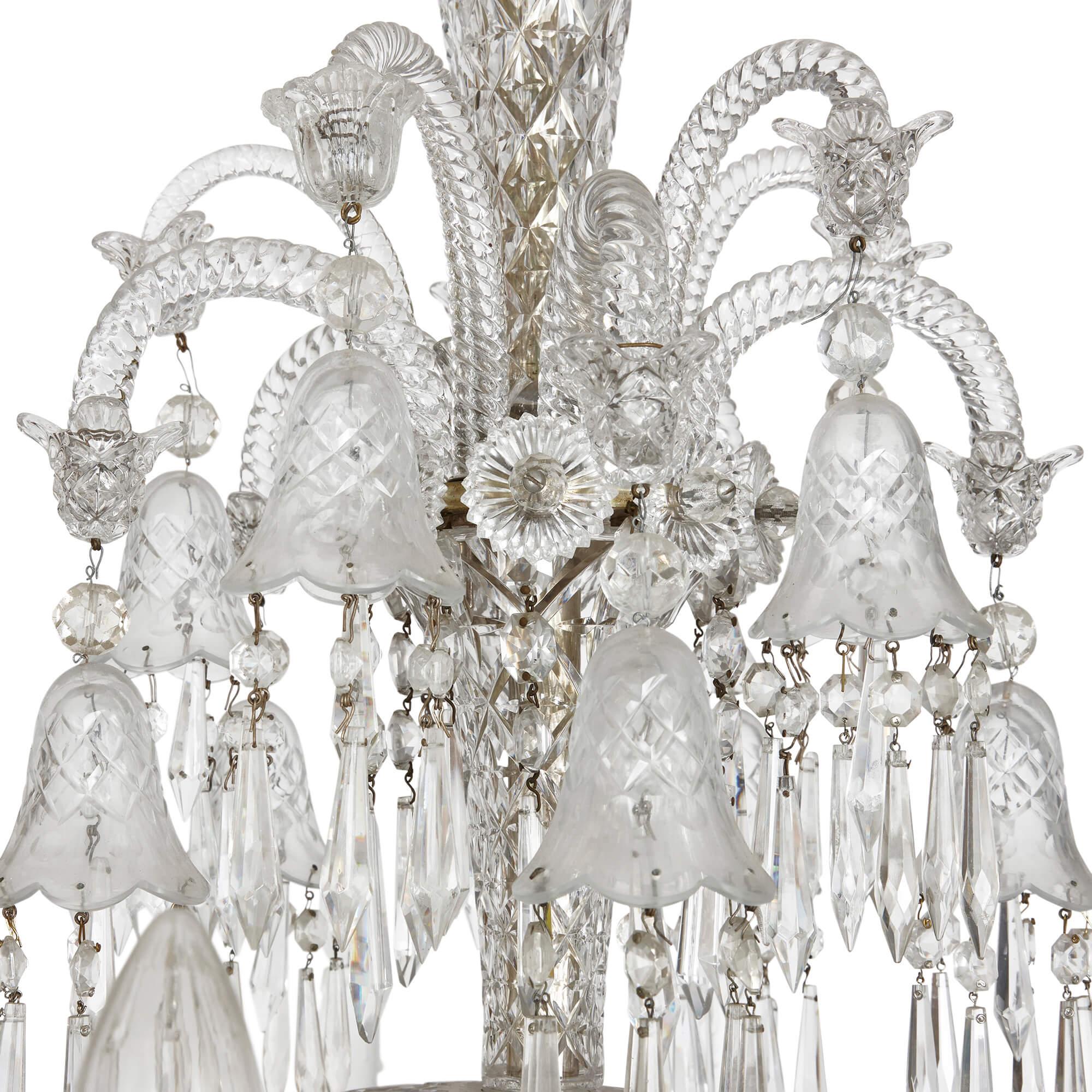 20ième siècle Grand lustre en verre taillé transparent de Baccarat  en vente