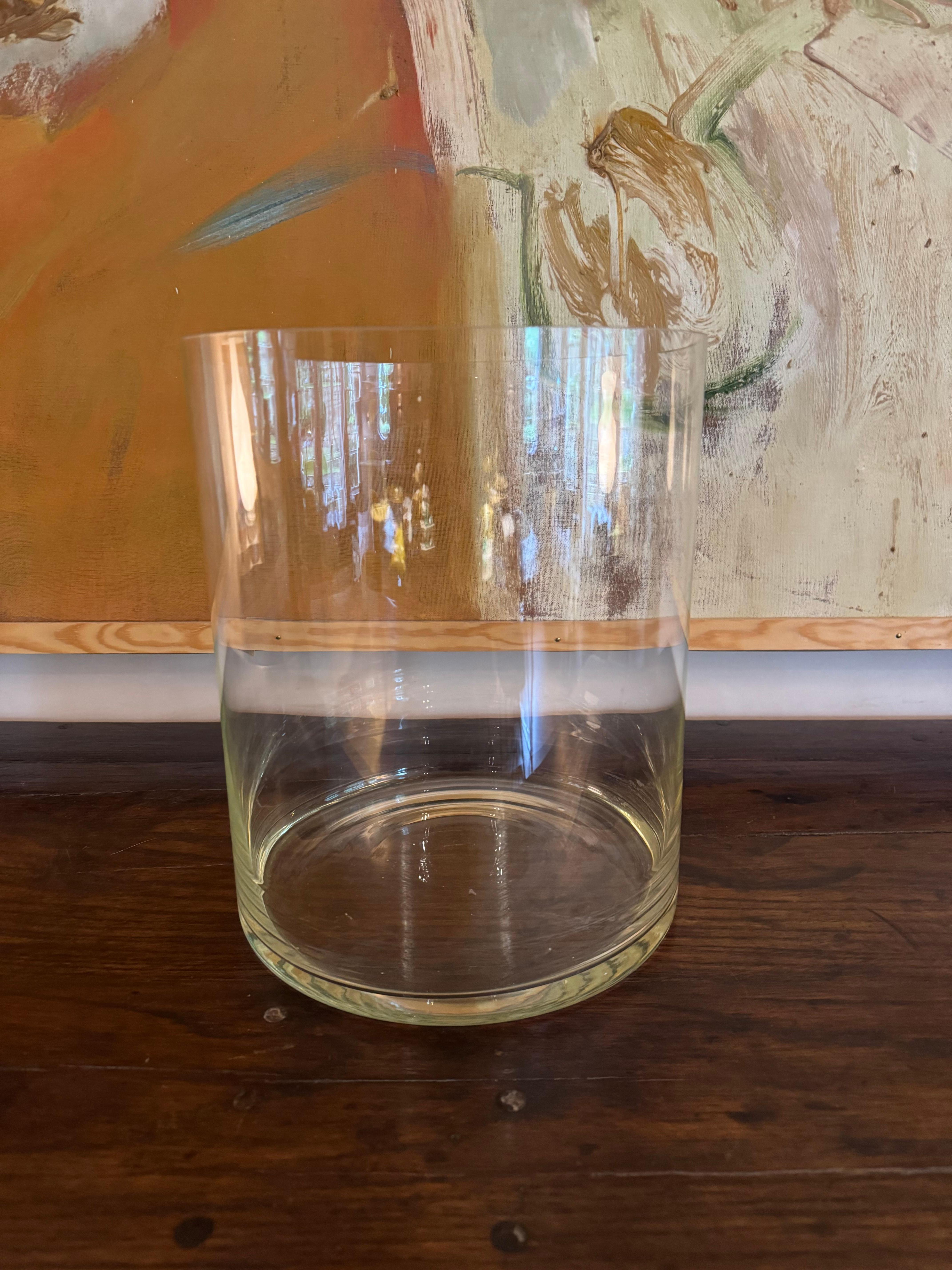 Grande vaso cilindrico in vetro soffiato a mano. Francese, anni '70 circa