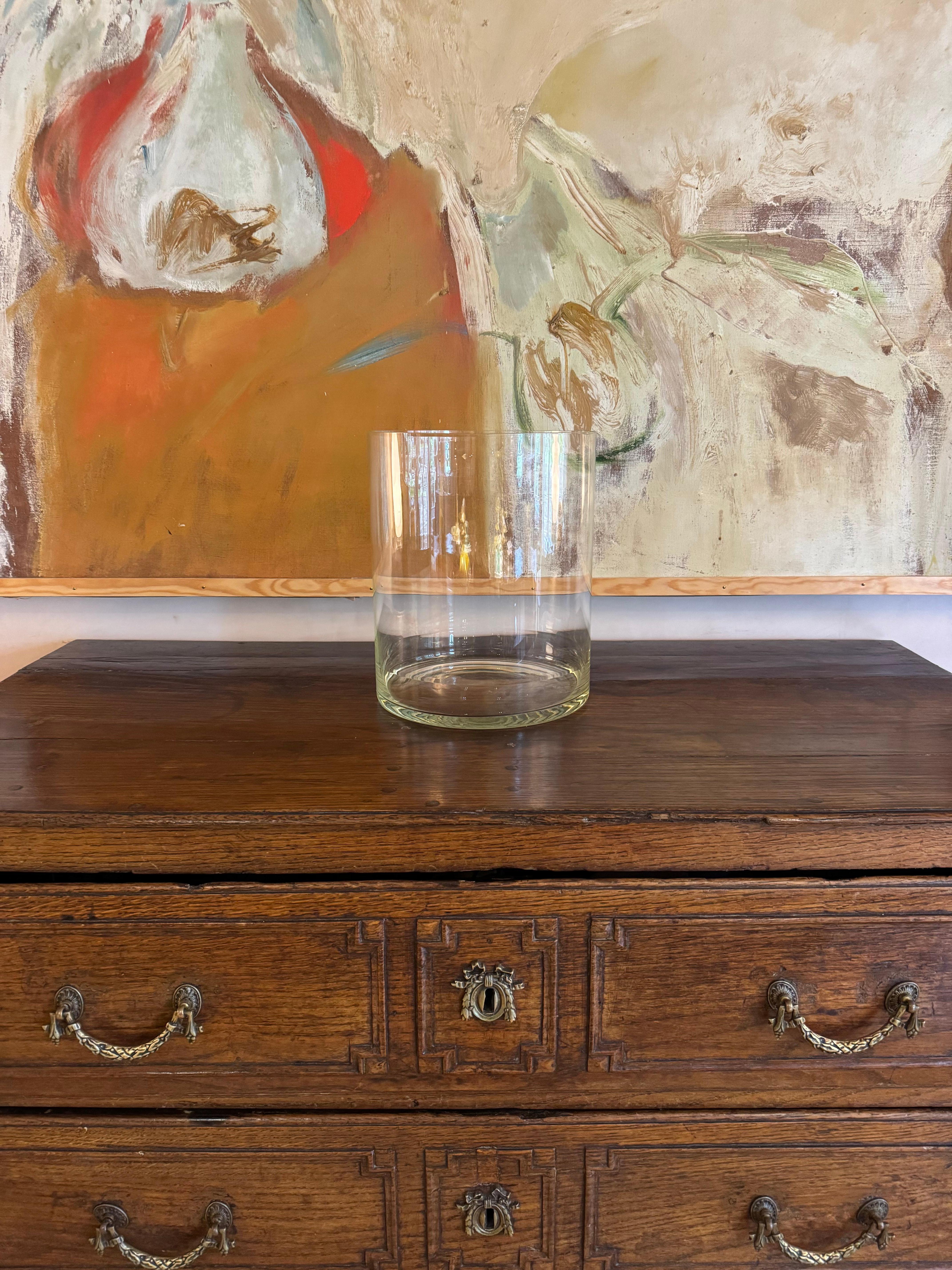 Mid-Century moderno Grande vaso cilindrico in vetro soffiato a mano trasparente in vendita