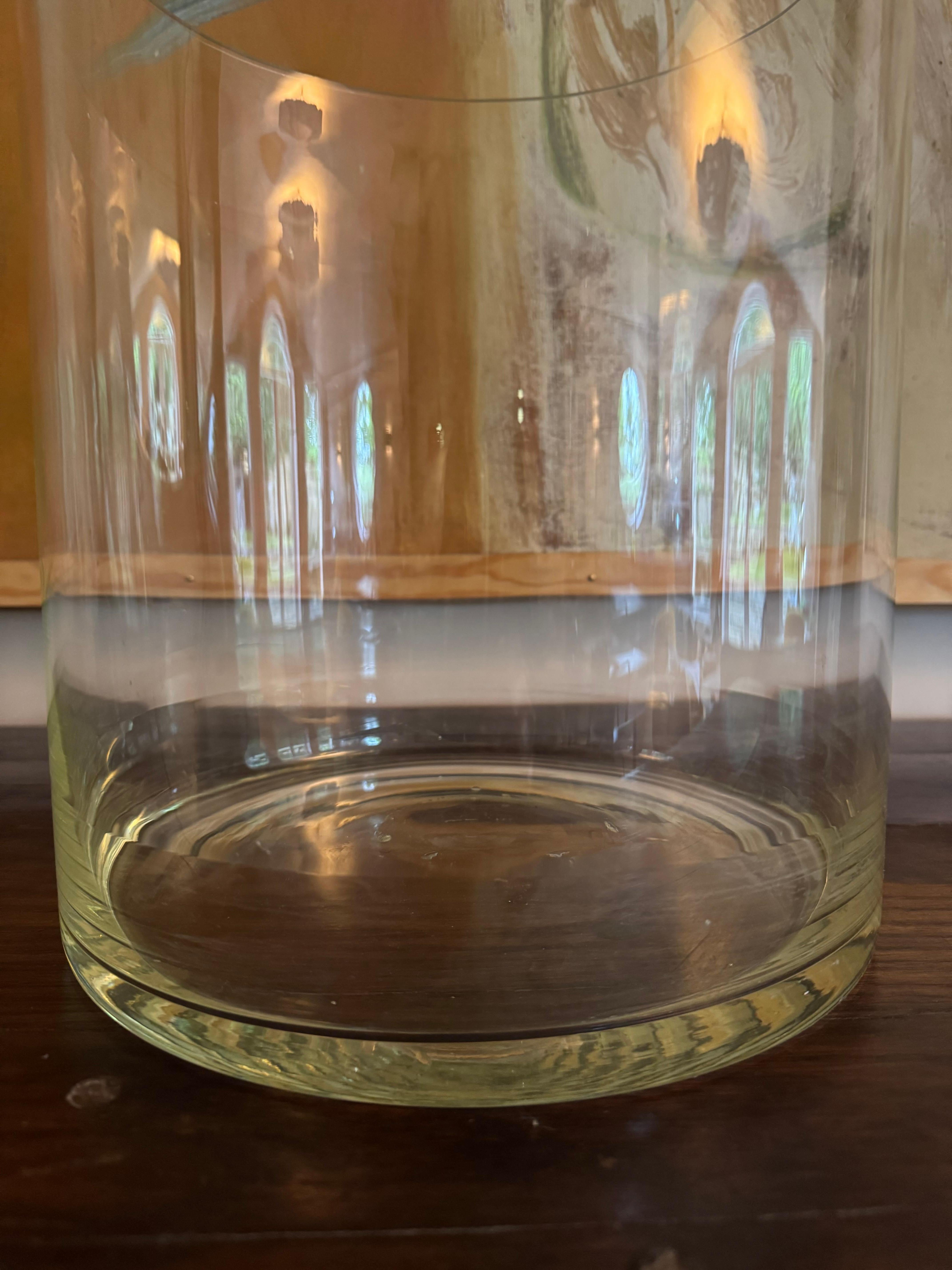XX secolo Grande vaso cilindrico in vetro soffiato a mano trasparente in vendita