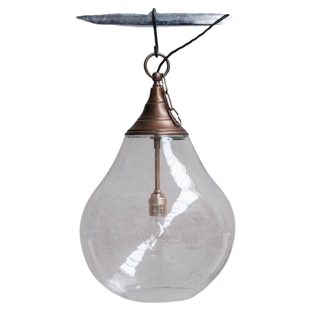 Grande lampe suspendue en forme d'ampoule en verre transparent et en laiton