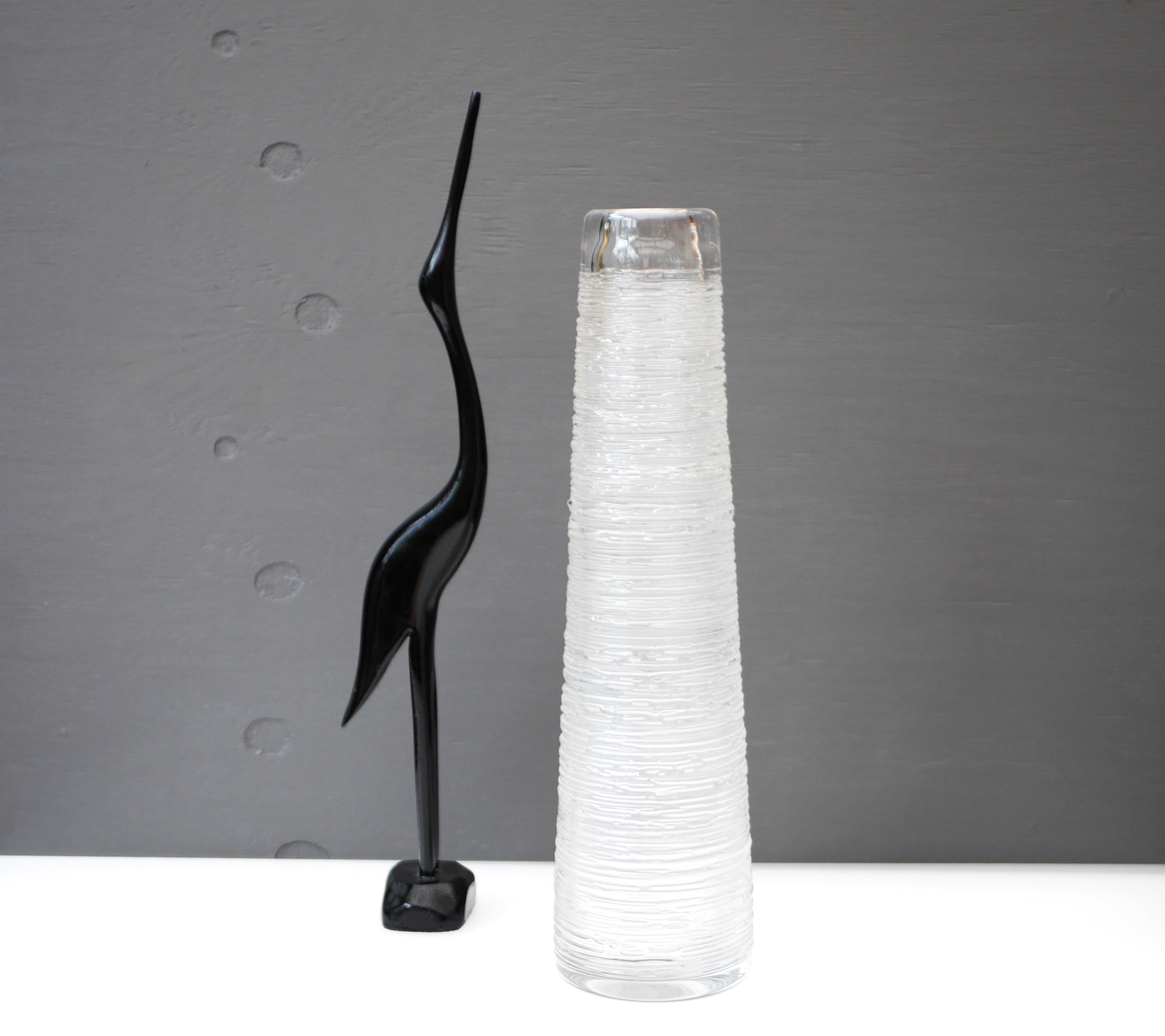 Eine große, beeindruckende Vase aus Klarglas von Bengt Edenfalk für die schwedische Glashütte Skruf, signiert. Aus der Vasen-Serie 'Spun'. 

Bengt Edenfalk (1924-2016) war ein schwedischer Glasdesigner, Maler, Grafiker und Bildhauer, der auch an