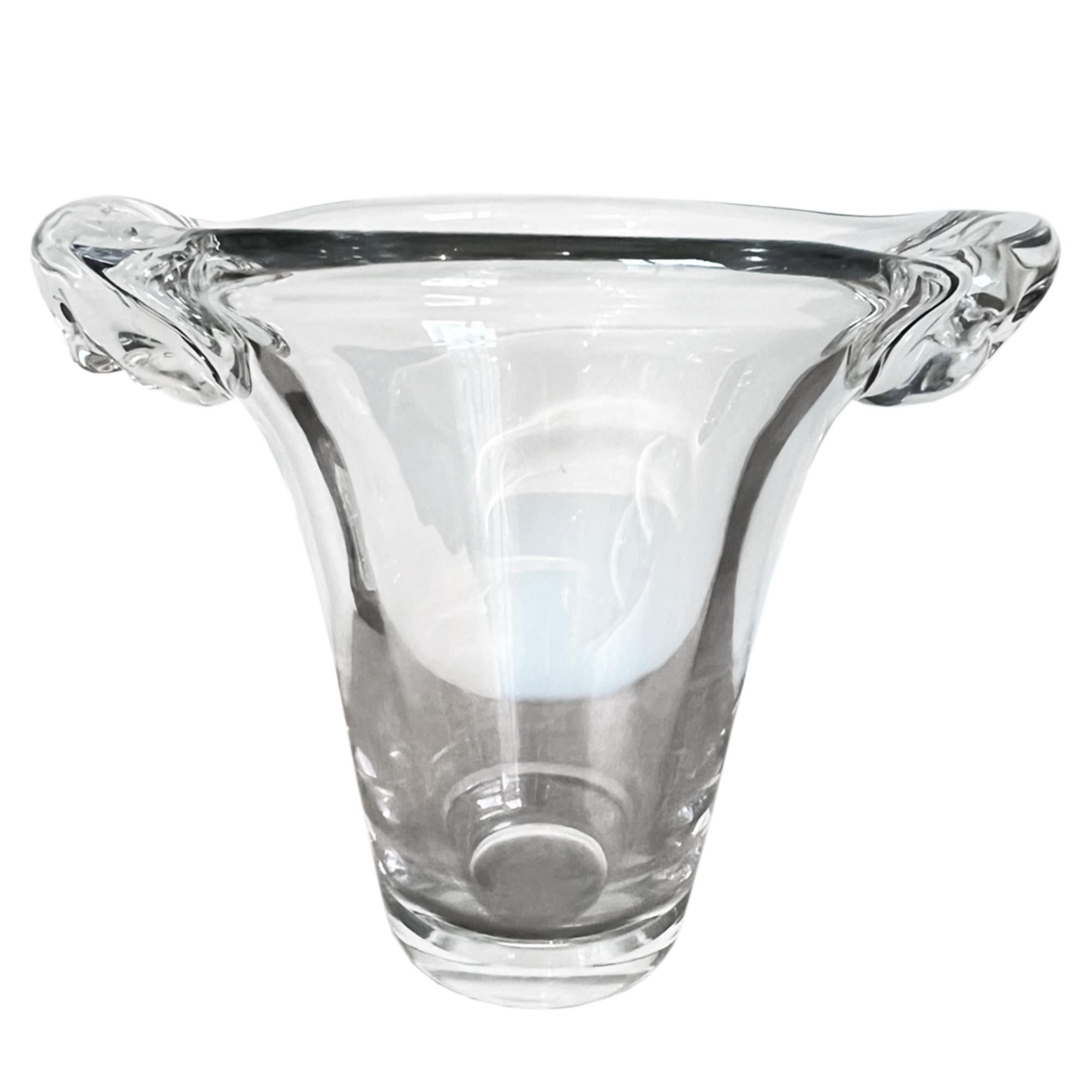 Ce grand vase en verre transparent a été conçu avec un magnifique motif tourbillonnant de chaque côté.

Réalisé par le fabricant Daum dans les années 1960, il peut également être une pièce décorative, ou un vase à fleurs. Verre épais de superbe