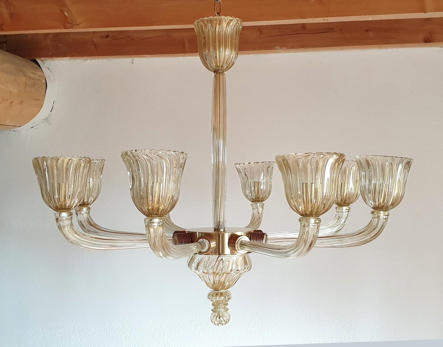 Large Mid-Century Modern 8 lights Murano glass chandelier, attributed to Venini, Italy, late 1970s.
Made of hand blown clear & gold glass, with a beautiful quality, and brass mounts.
Rewired for the US.
The brass has been repolished.
Its pure