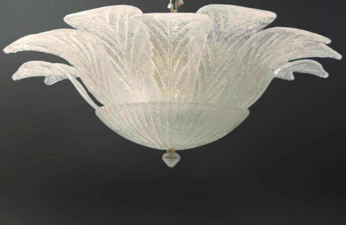Vintage Italian Murano glass flush mount with clear graniglia glass leaves mounted on gold metal frame / Made in Italy in the style of Barovier e Toso, circa 1960s
Measures: Diameter 37.5 inches, height 12.5 inches
6 lights / E26 or E27 type / max