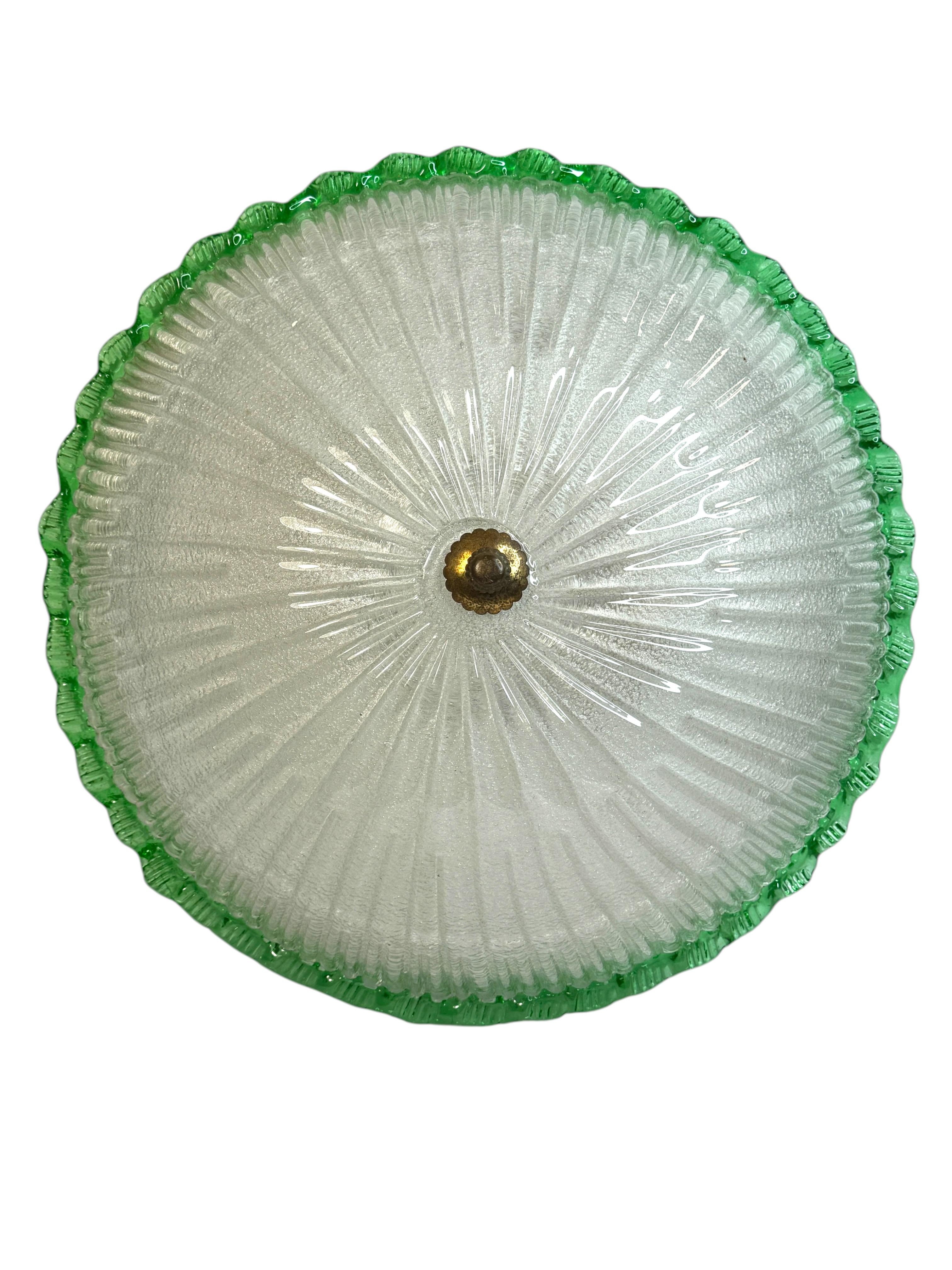 Grand plafonnier affleurant en verre de Murano à rayures claires et vertes, Italie, années 1970 en vente