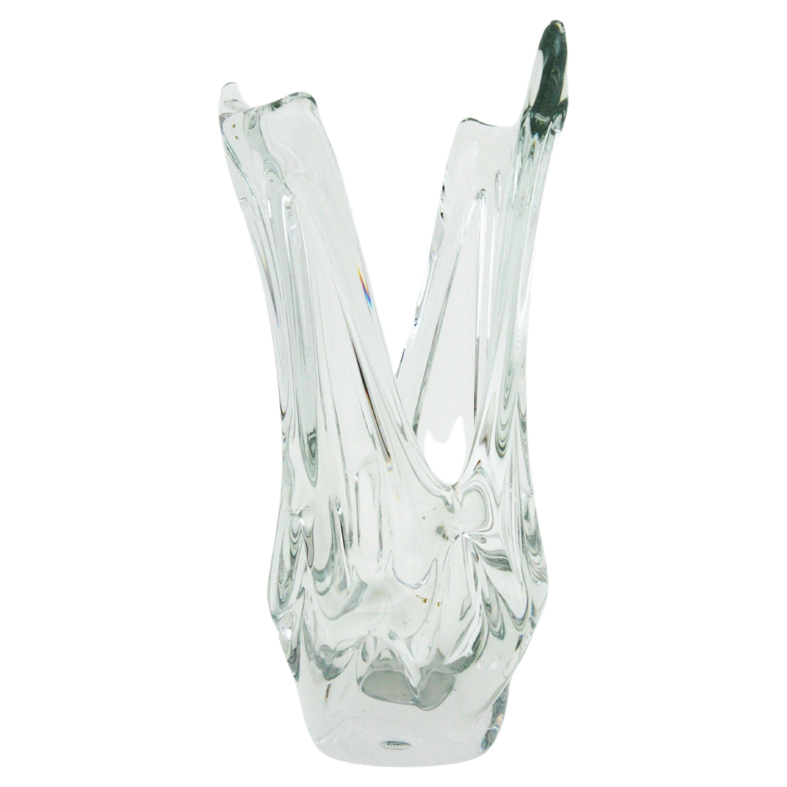 Grand vase de Murano de forme libre en verre transparent, Italie, années 1960.
Ce vase moderne du milieu du siècle est fabriqué en verre soufflé à la main et il est superbe sous tous les angles. Il a un design organique étonnant avec des accents de