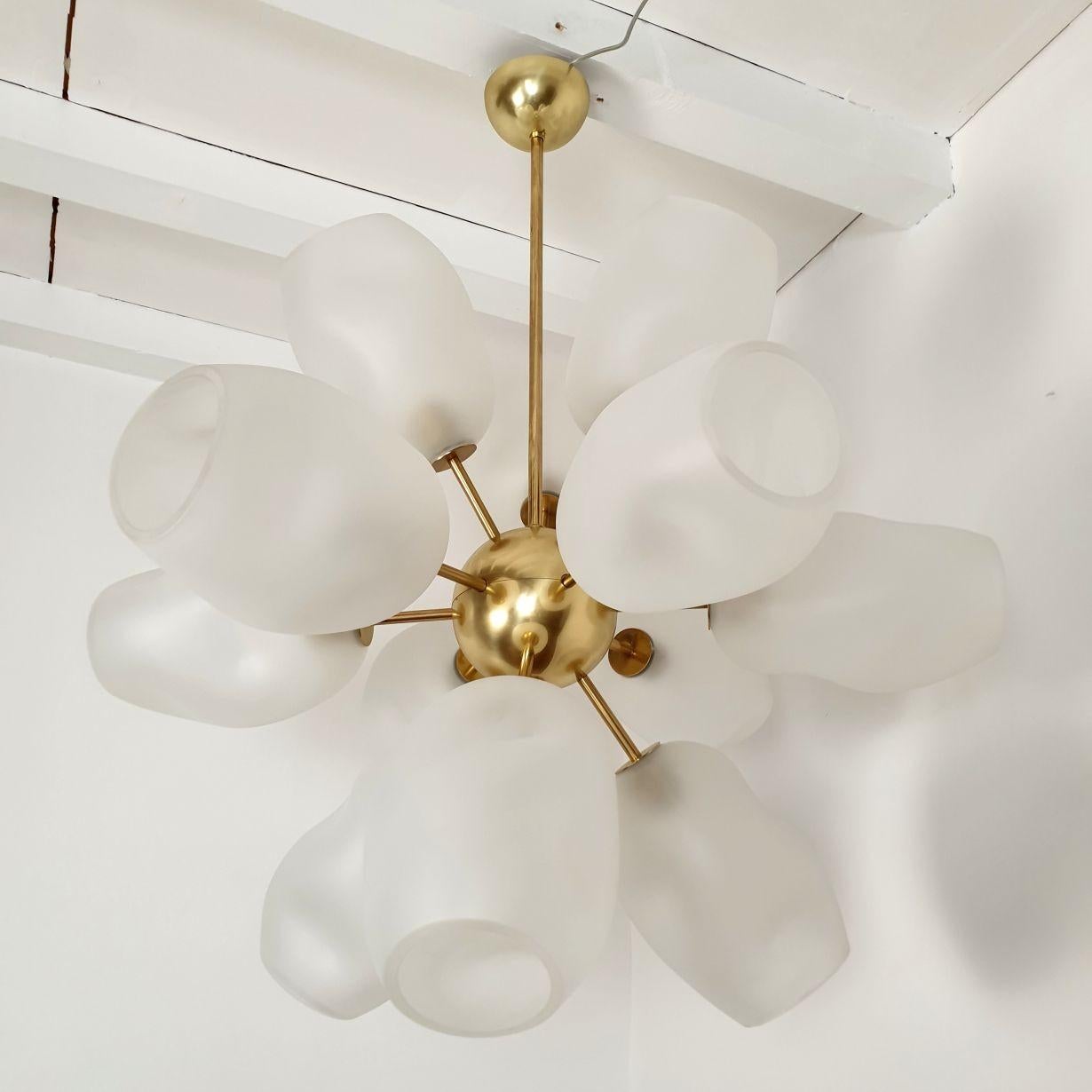 Mid-Century Modern Murano glass and brass Sputnik chandelier, Italy For Sale