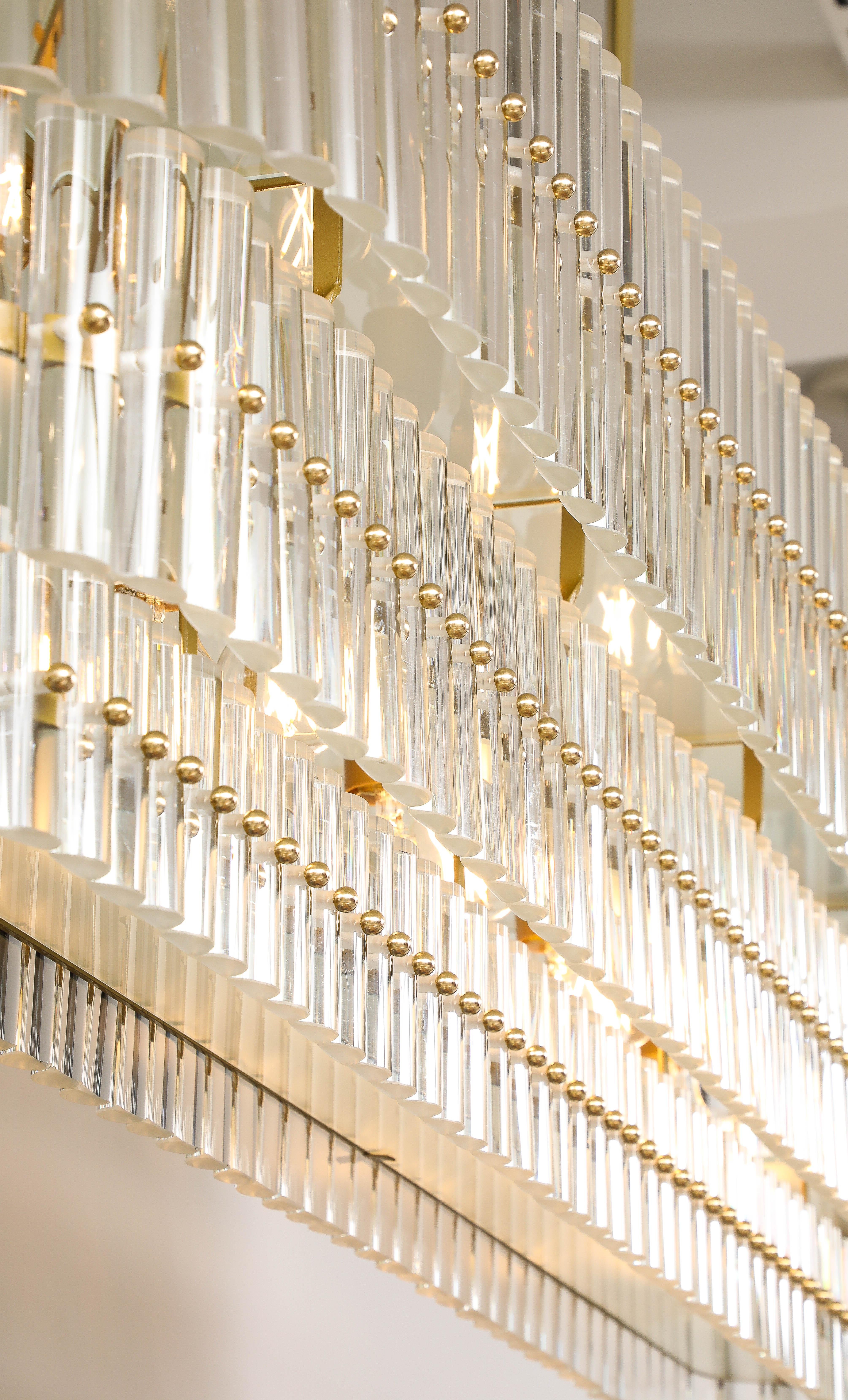 Einzigartige große Stäbe aus klarem Murano-Glas mit Messingrahmen, ovaler Kronleuchter, Italien.  Dieser ovale Kronleuchter besteht aus Hunderten von handgegossenen Stäben aus klarem Murano-Glas, die stufenförmig um einen Messingrahmen angeordnet