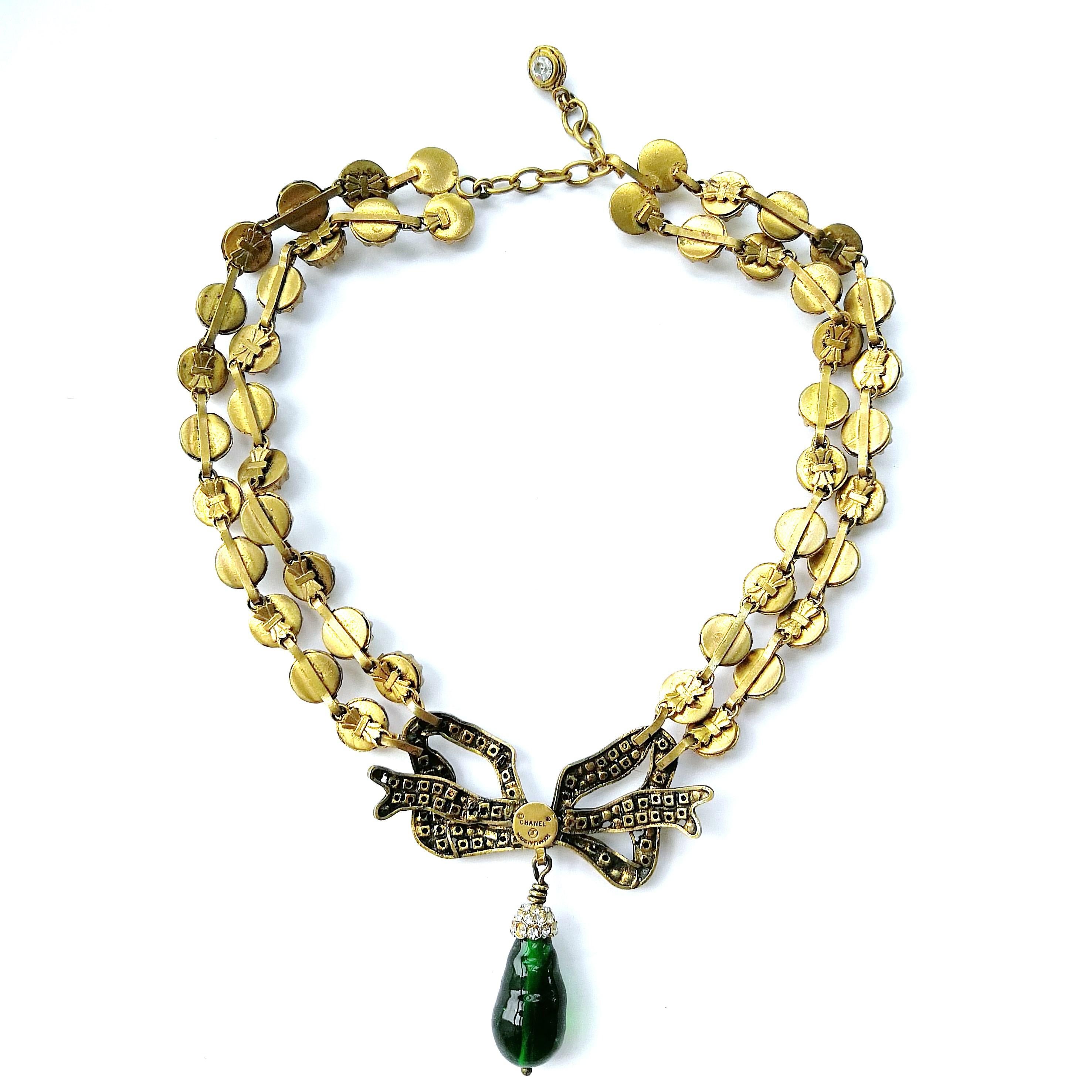 Large clear paste and emerald poured glass  'bow' necklace, Chanel, 1980s 7