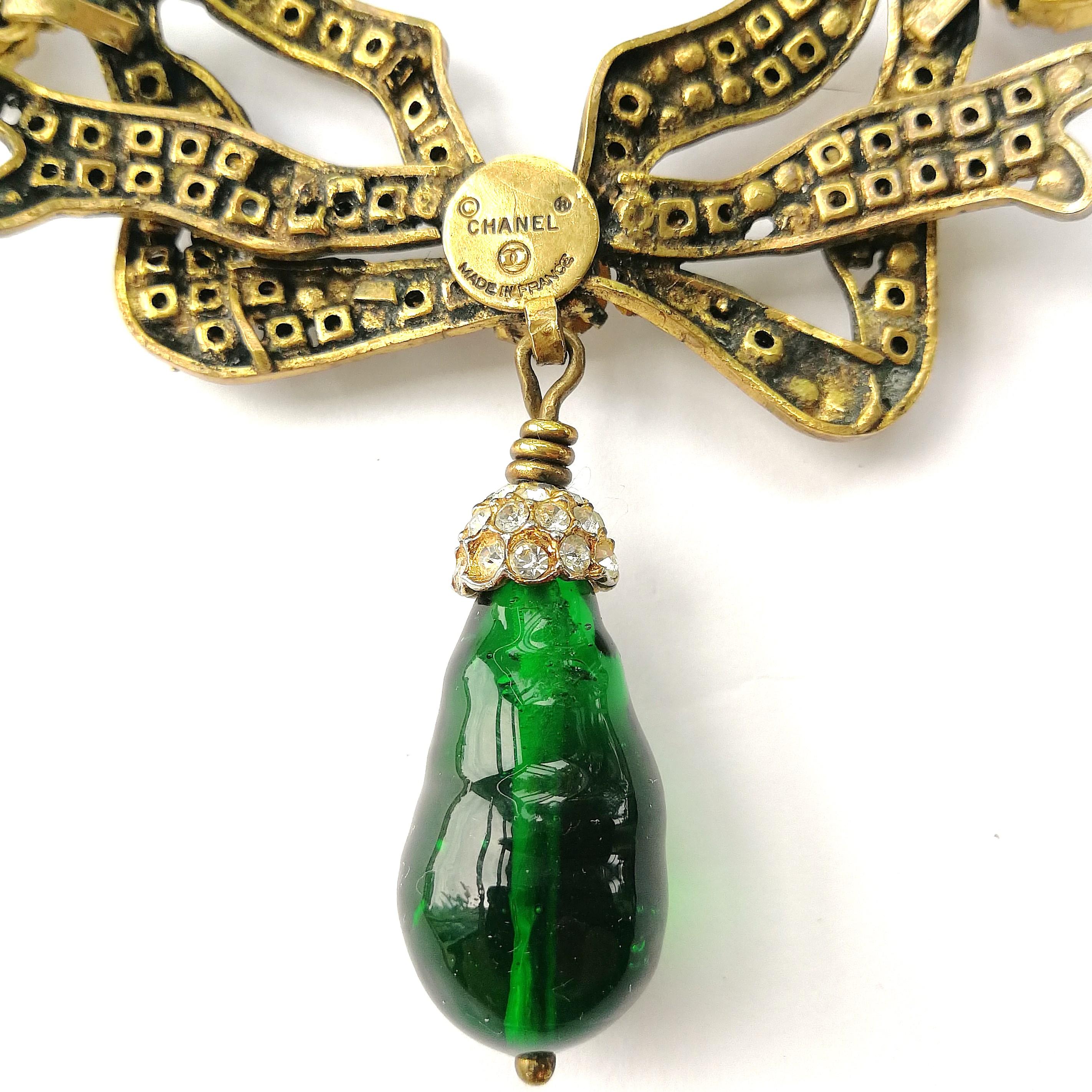 Large clear paste and emerald poured glass  'bow' necklace, Chanel, 1980s 1