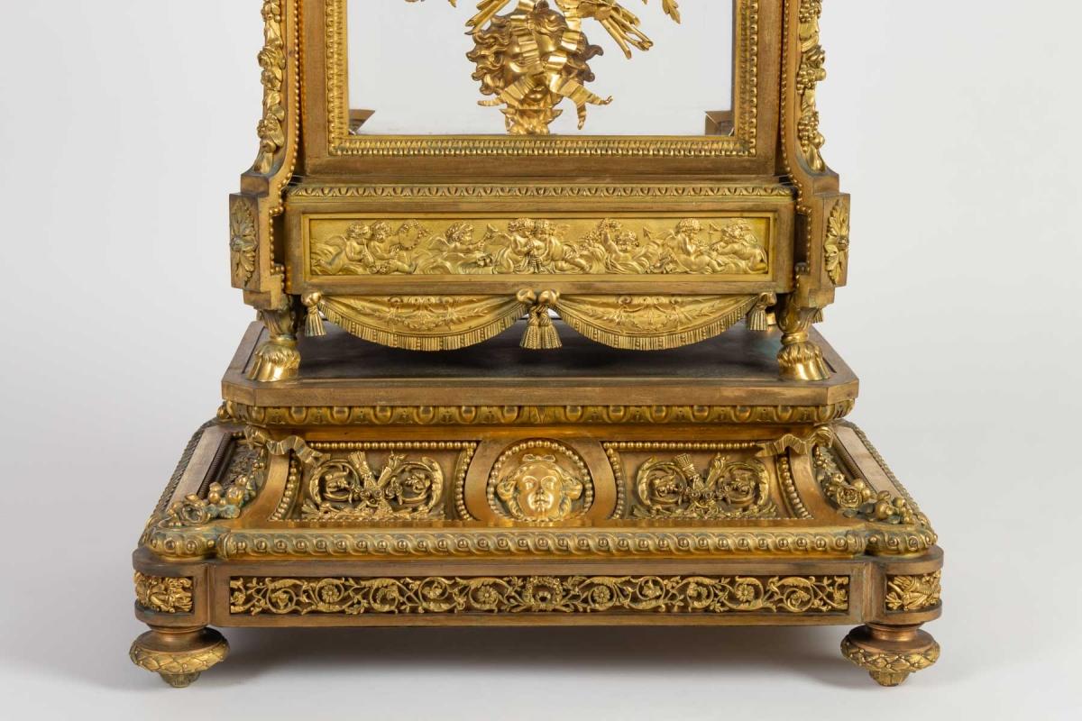 Large clock, Louis XVI style, 19th century
This large clock is distinguished by the finesse of its decoration and the quality of its original gilding.
Dedicated to music and nature, the lower part of the clock is illustrated by a bas-relief