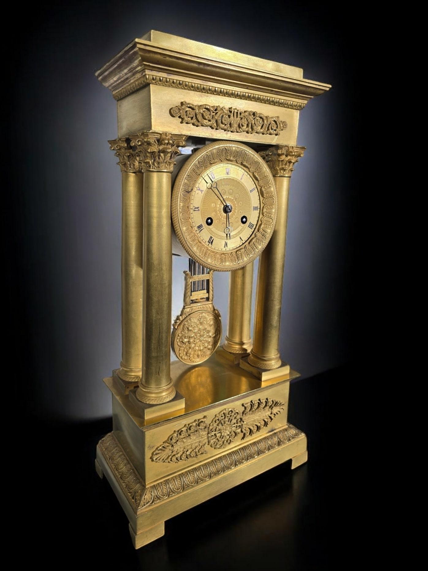 Large, very imposing portico clock, from the Charles chiselled with acanthus leaves, geometric shapes, gadroons and water leaves as well as on the flat surfaces of the garlands and rosettes.

Large bronze dial underlined by a thick outline of