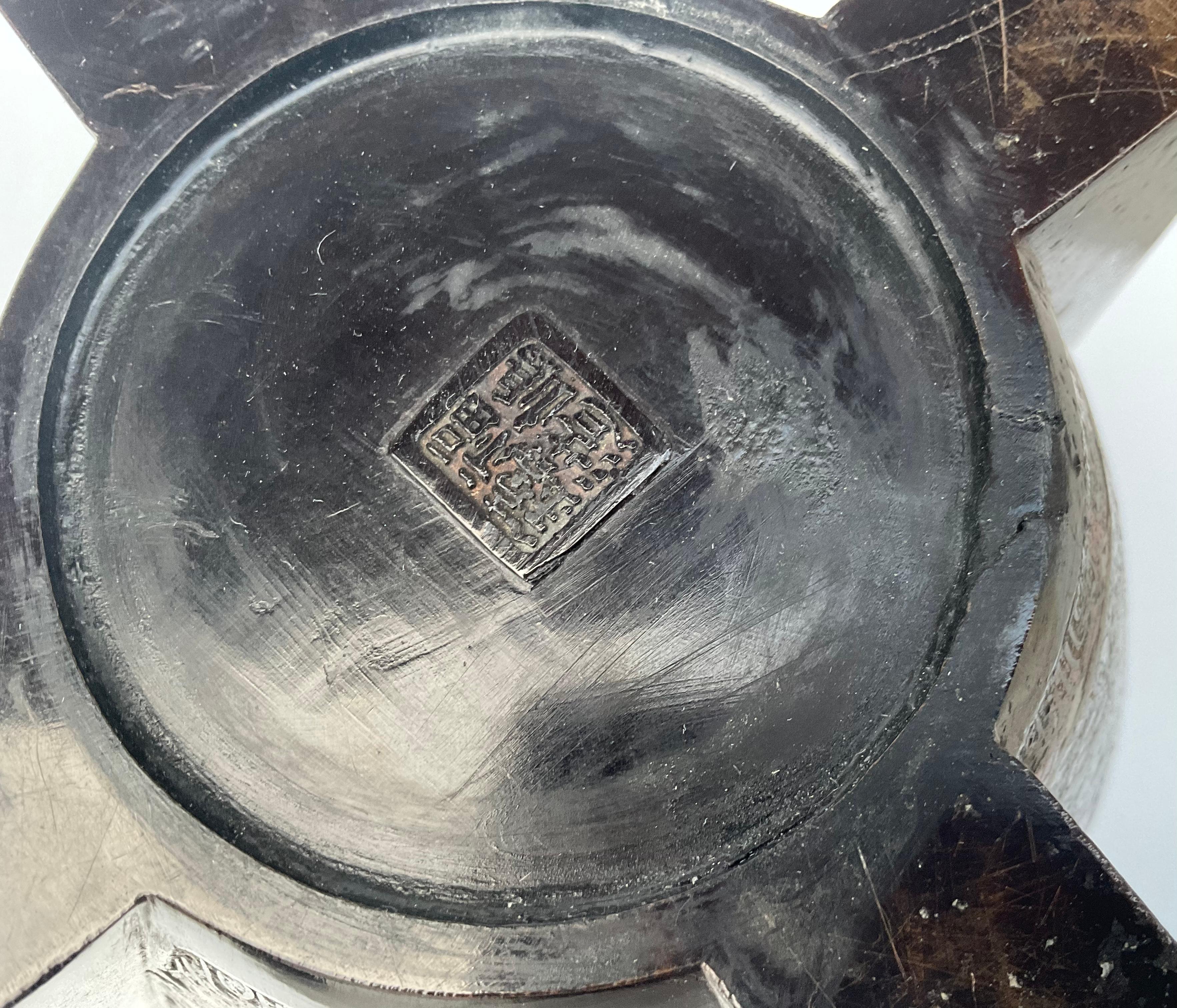 Gran jarrón de cloisonné firmado por un artista con decoración asombrosa, hacia el siglo XIX. La forma del jarrón es muy singular. Increíble decoración esmaltada.