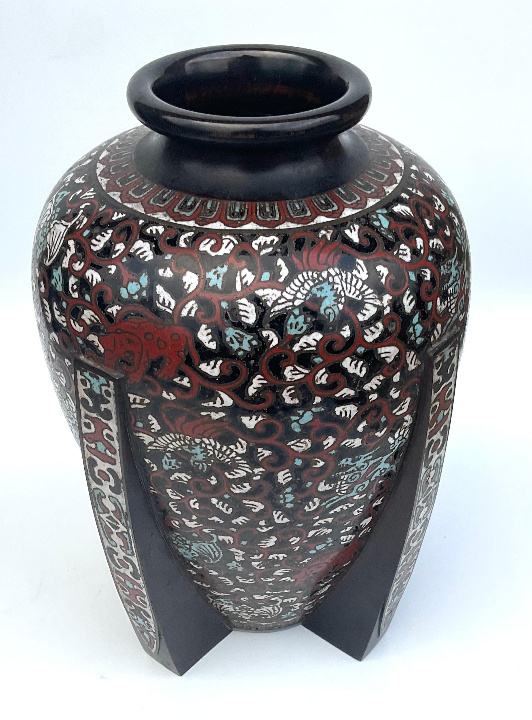 Gran Jarrón de Cloisonné Firmado por Artista con Sorprendente Decoración, circa Siglo XIX en Bueno estado para la venta en Ann Arbor, MI