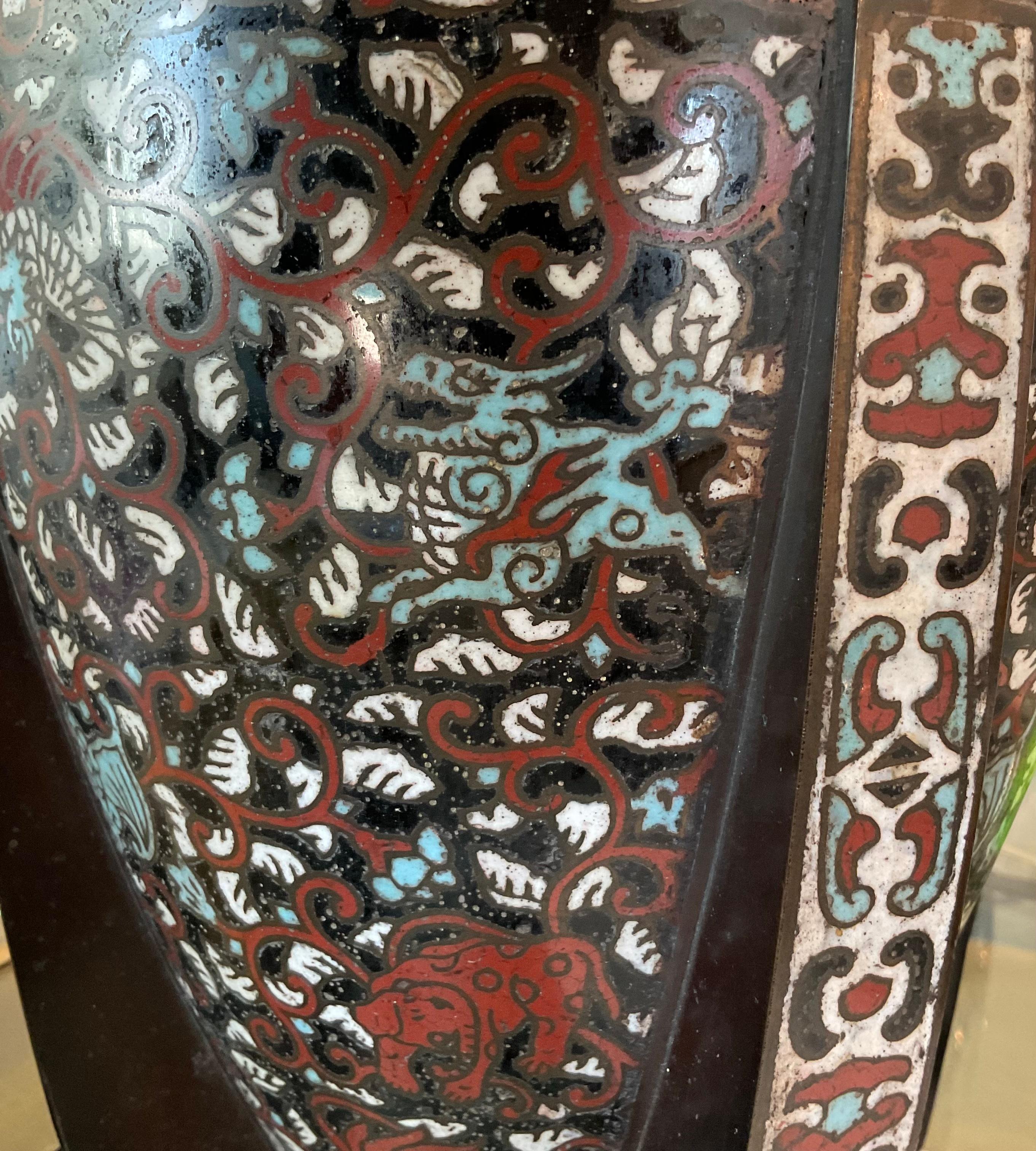 Gran Jarrón de Cloisonné Firmado por Artista con Sorprendente Decoración, circa Siglo XIX siglo XIX en venta