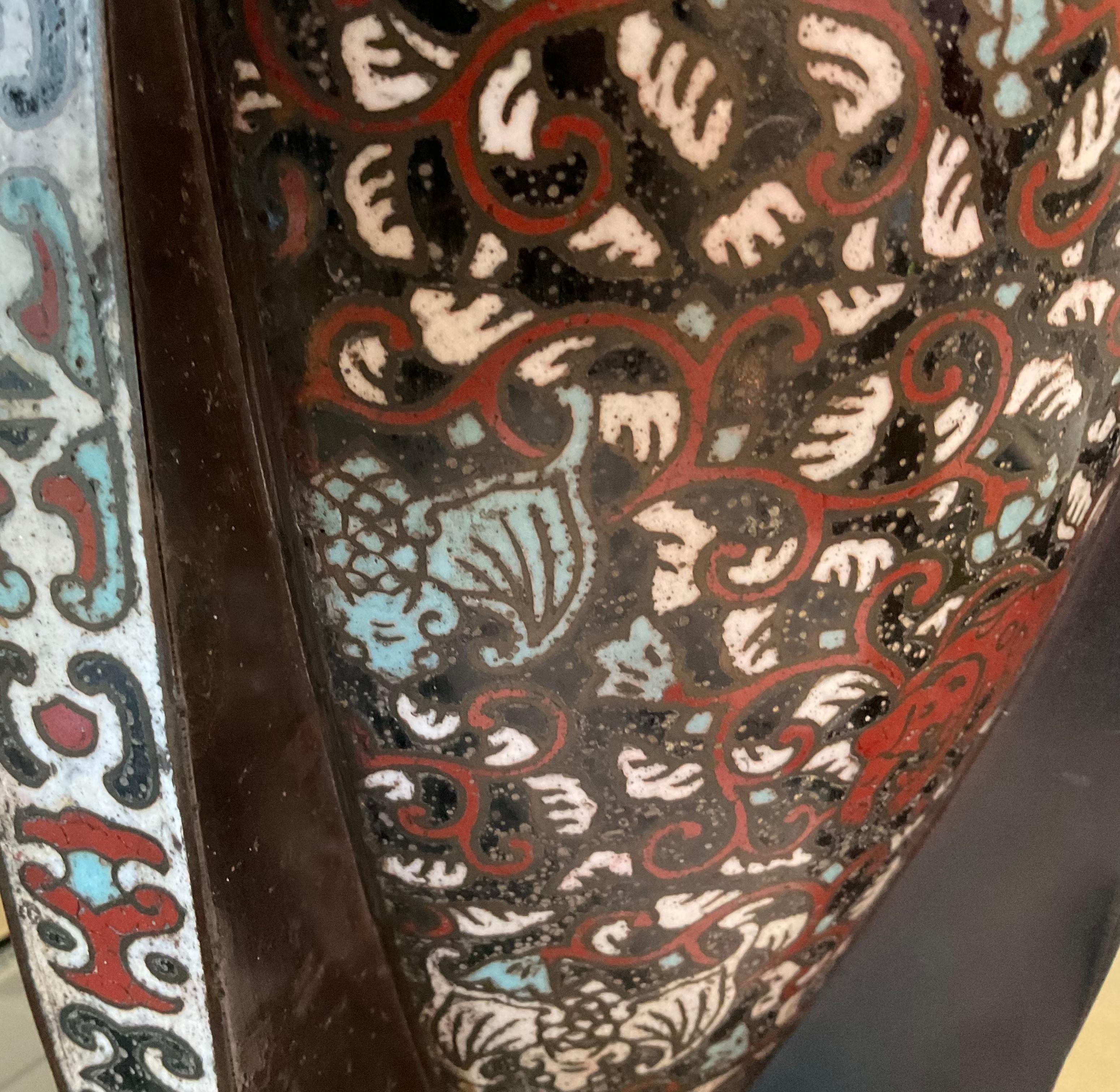 Gran Jarrón de Cloisonné Firmado por Artista con Sorprendente Decoración, circa Siglo XIX en venta 1