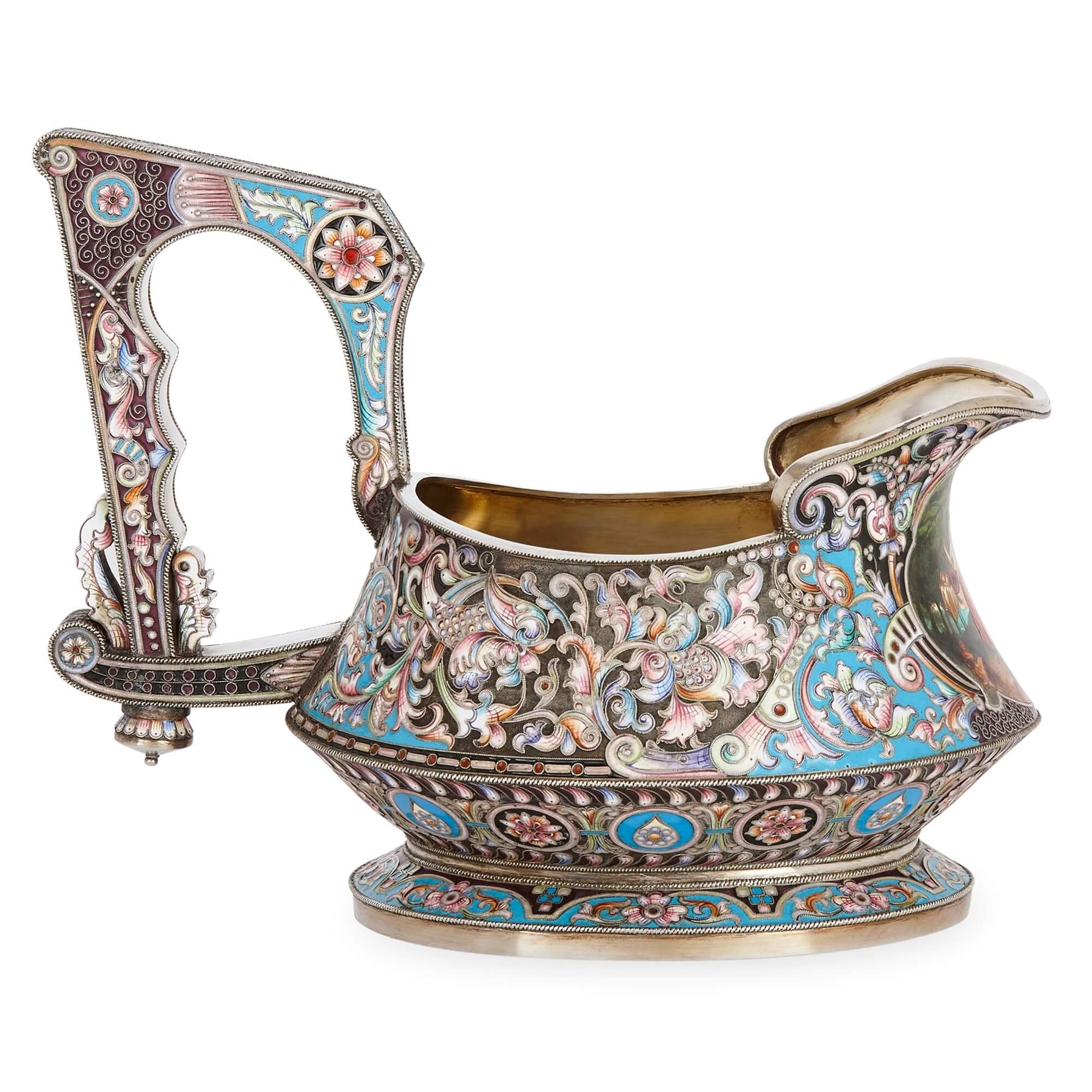 Grand kovsh en émail cloisonné et argent
Russe, 20e siècle 
Hauteur 20cm, largeur 25cm, profondeur 19cm

Symbole de la culture russe, le kovsh est un récipient à boire traditionnel, souvent utilisé comme cadeau cérémoniel du tsar. Le superbe kovsh