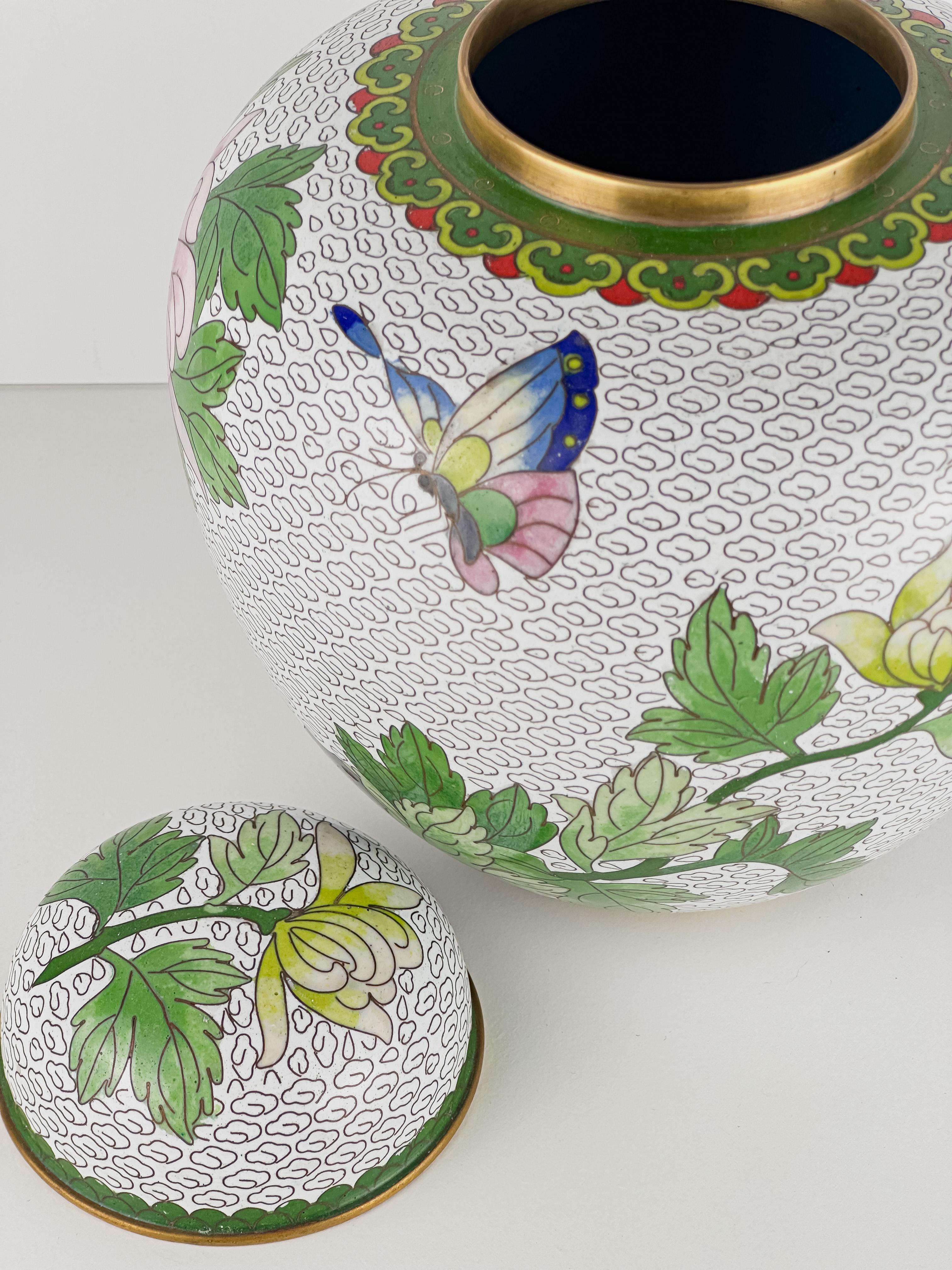 Un grande barattolo di zenzero cloisonné realizzato a mano da abili artigiani cinesi negli anni Sessanta.  

Questo impressionante barattolo di zenzero mostra una squisita lavorazione cinese cloisonné. Finemente decorato con una scena simbolica di